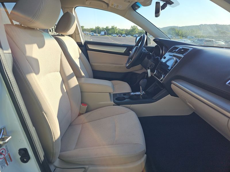 2019 Subaru Outback 2.5i Premium vin: 4S4BSAFCXK3318618