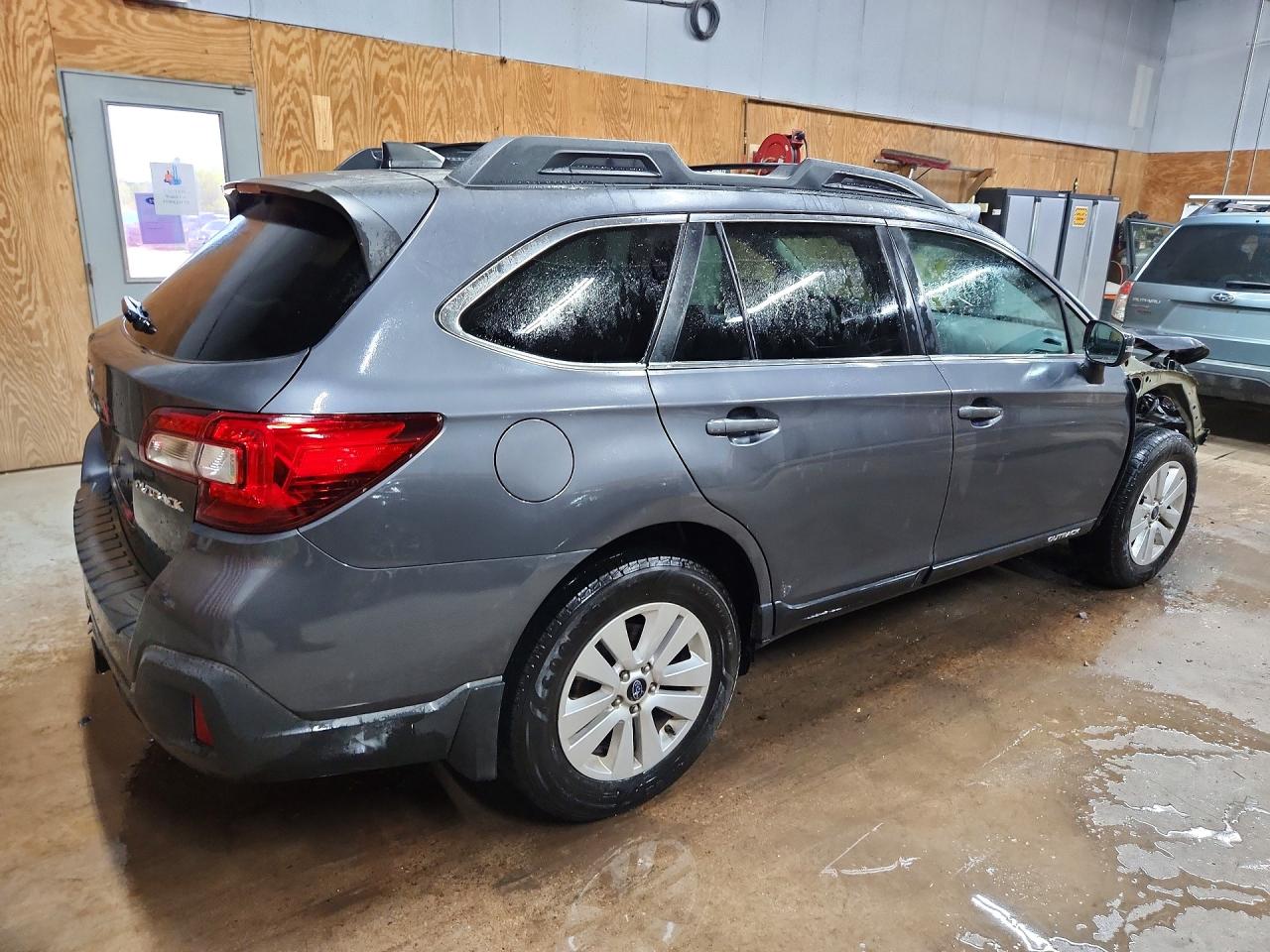 2018 Subaru Outback 2.5i Premium Charcoal vin: 4S4BSAHC0J3391752
