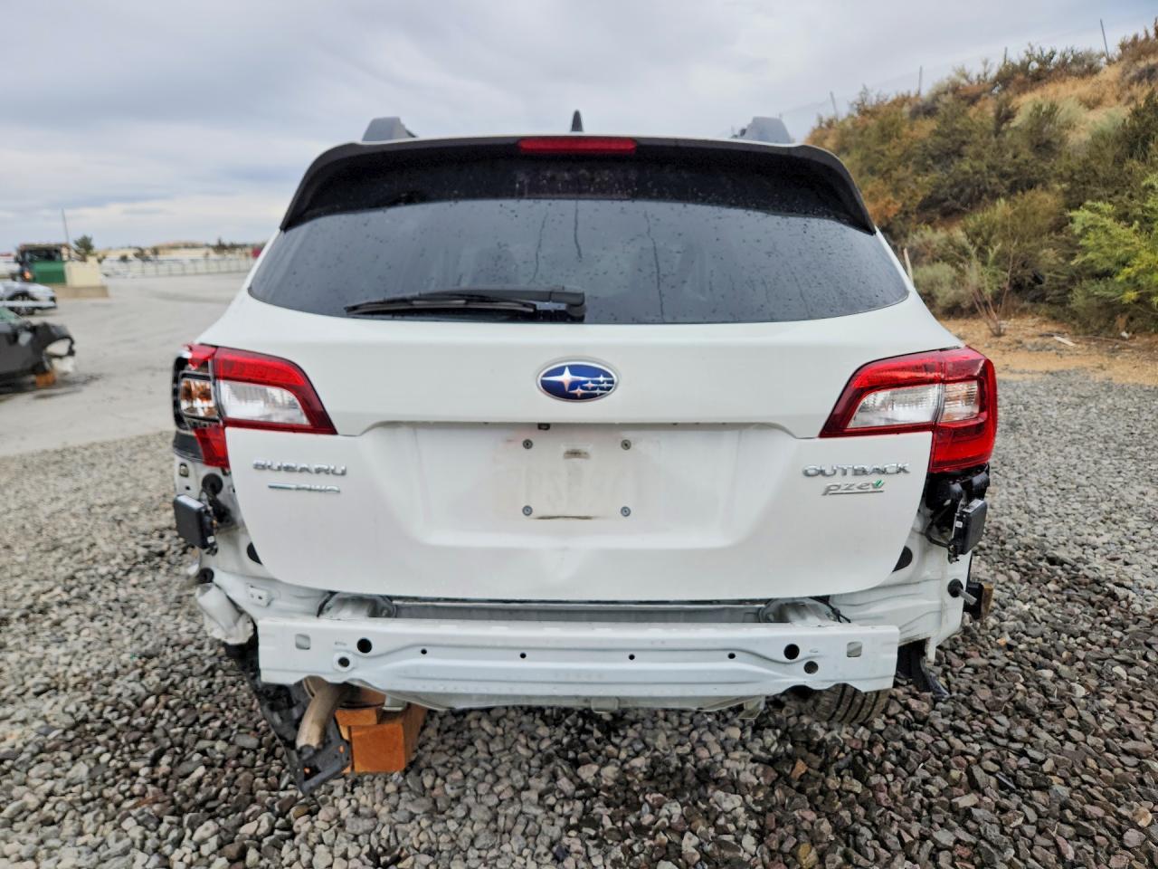2016 Subaru Outback 2.5i Premium White vin: 4S4BSAHC5G3324475