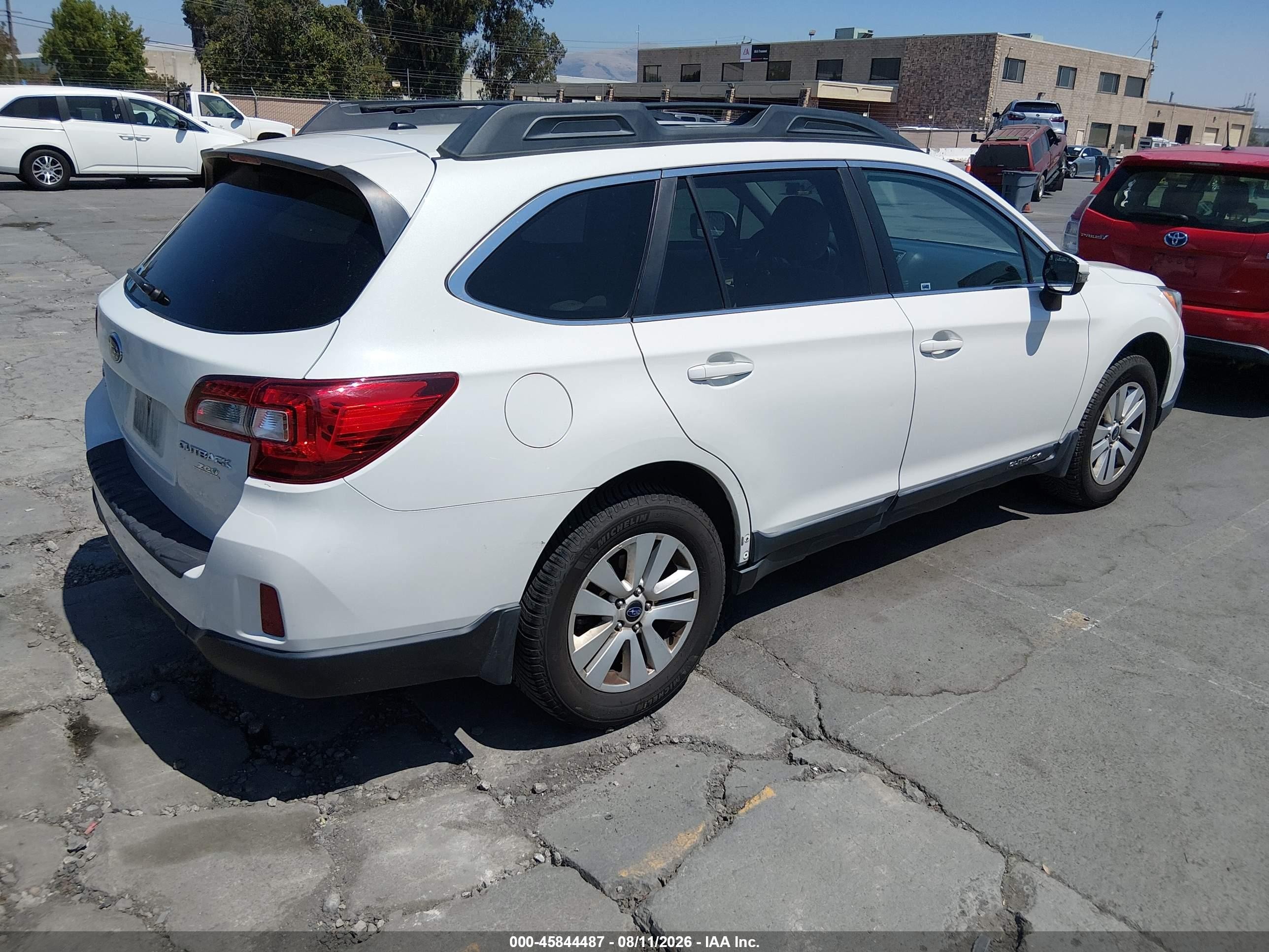 2015 Subaru Outback 2.5i Premium Белый vin: 4S4BSAHC6F3227364