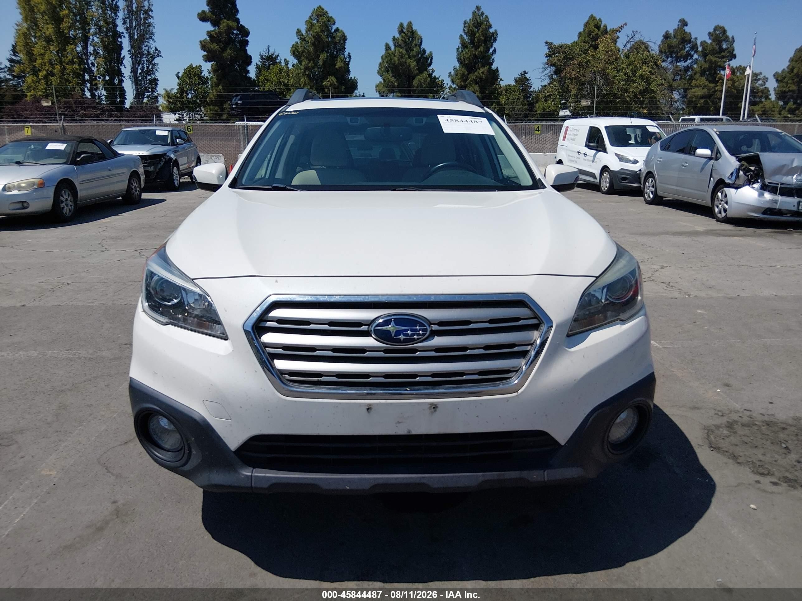 2015 Subaru Outback 2.5i Premium Белый vin: 4S4BSAHC6F3227364