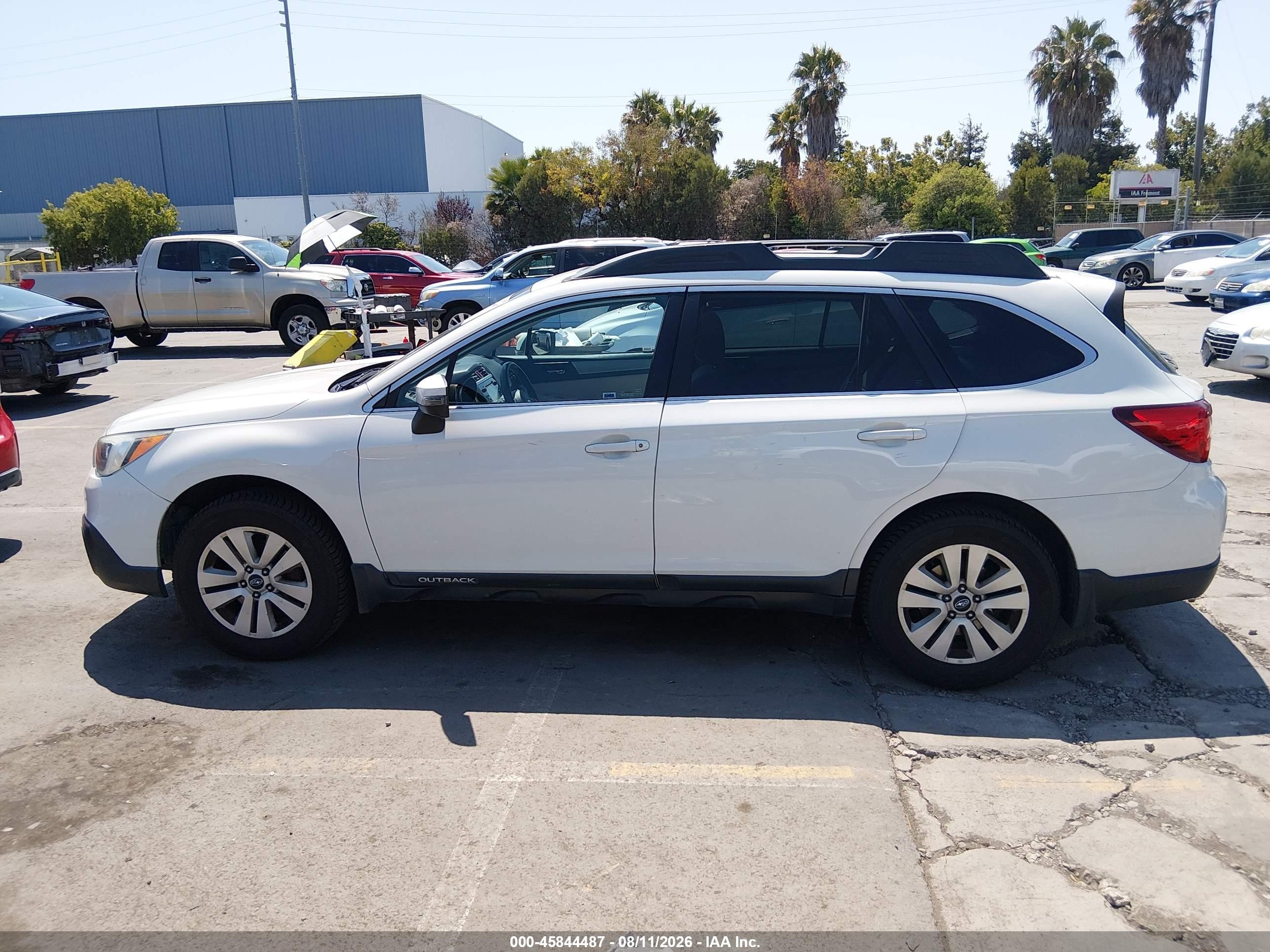 2015 Subaru Outback 2.5i Premium Белый vin: 4S4BSAHC6F3227364