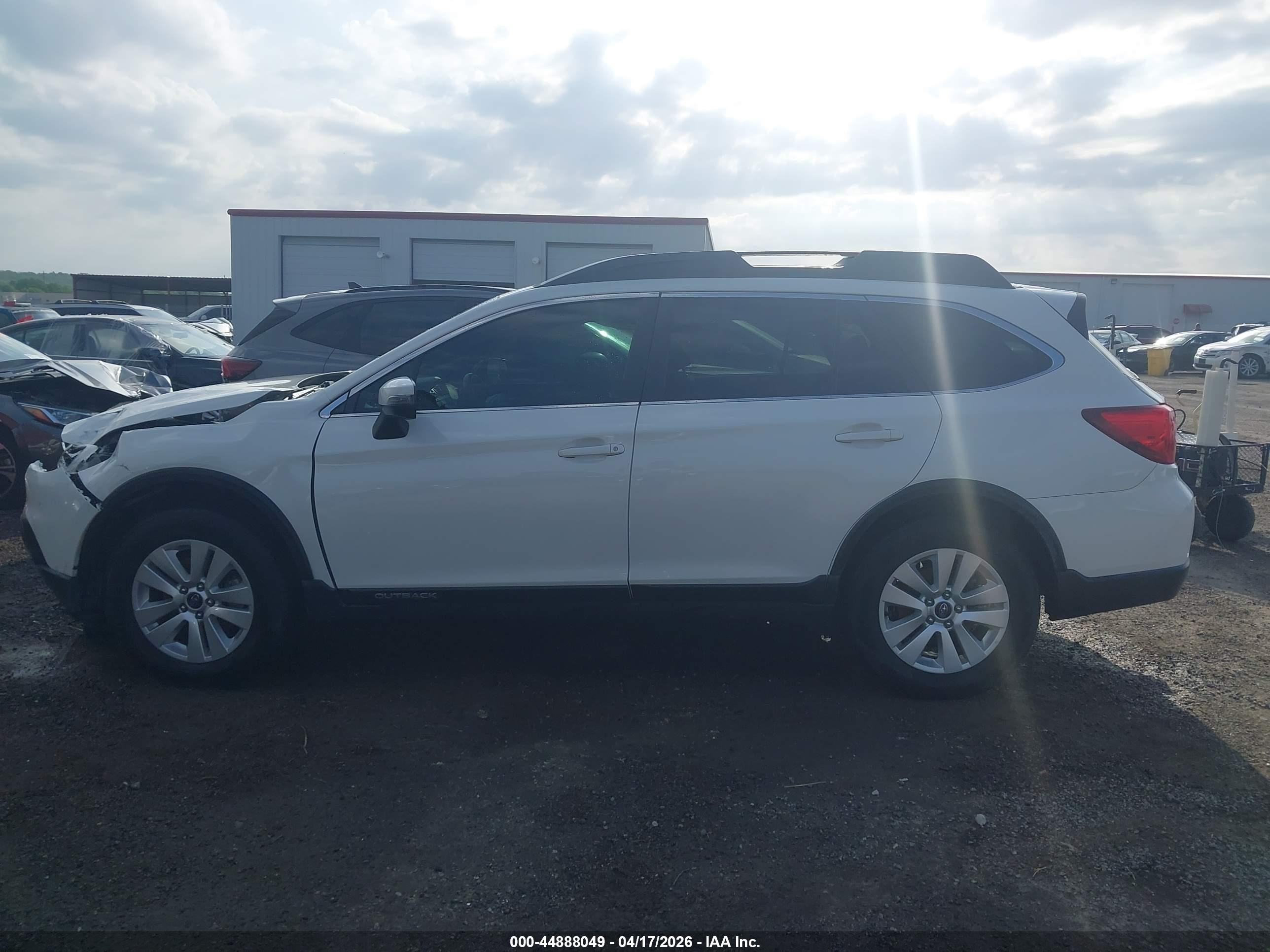 2017 Subaru Outback 2.5i Premium White vin: 4S4BSAHC7H3280190