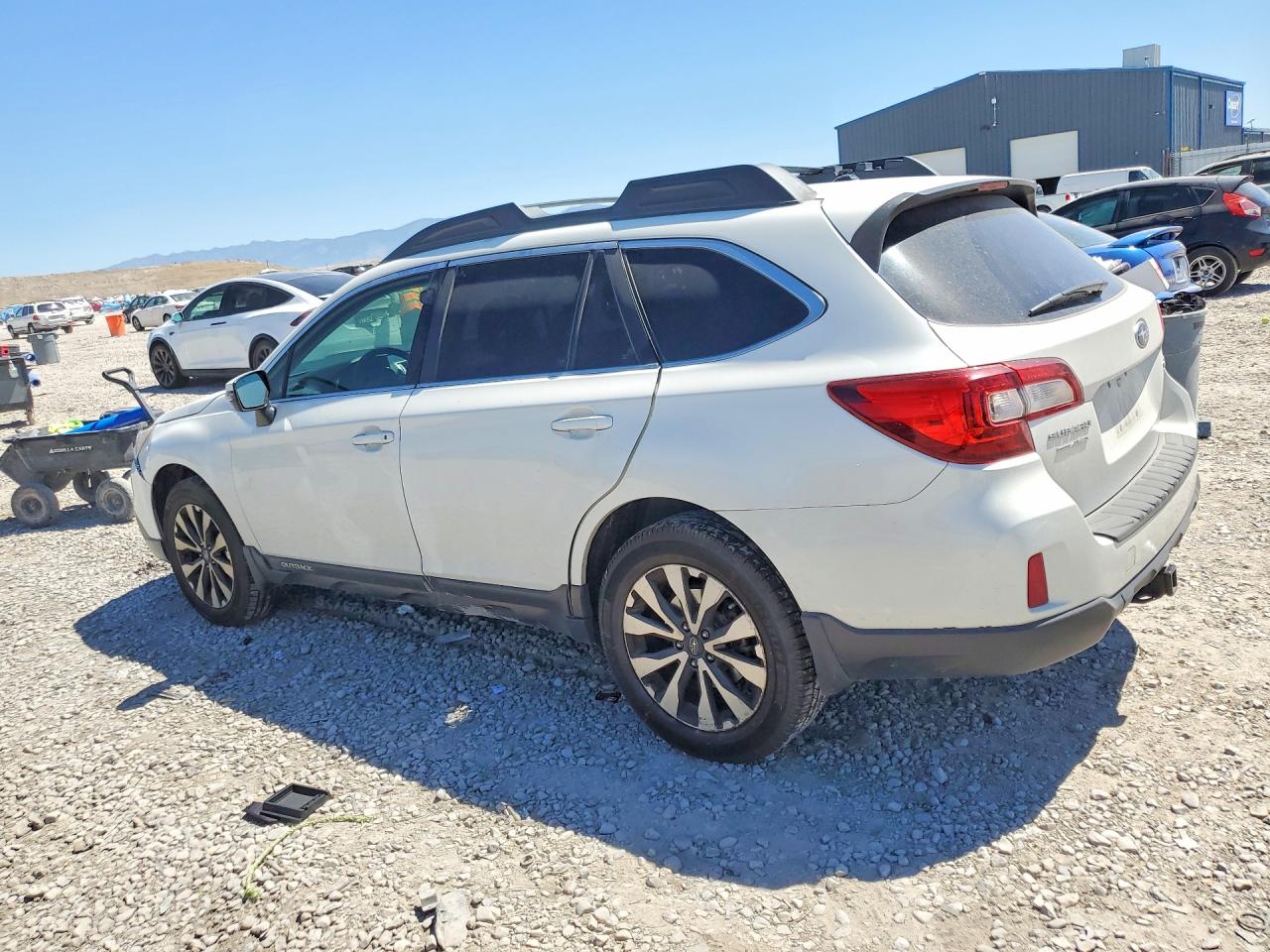 2015 Subaru Outback 2.5i Limited White vin: 4S4BSAJC0F3330614