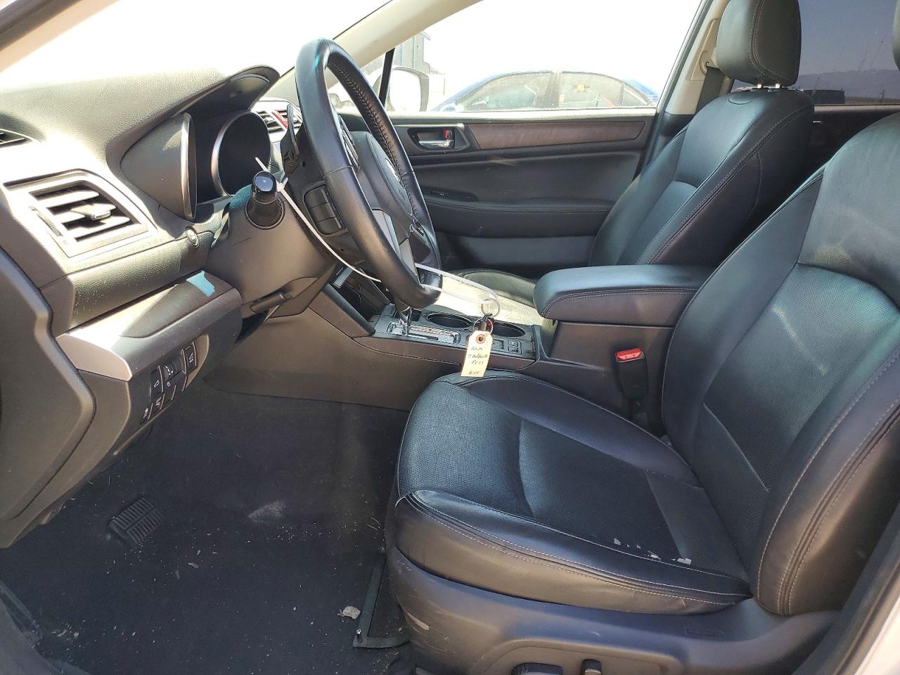 2015 Subaru Outback 2.5i Limited White vin: 4S4BSAJC0F3330614