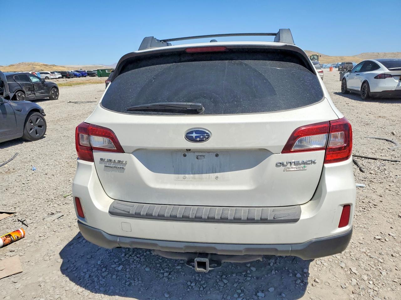 2015 Subaru Outback 2.5i Limited White vin: 4S4BSAJC0F3330614