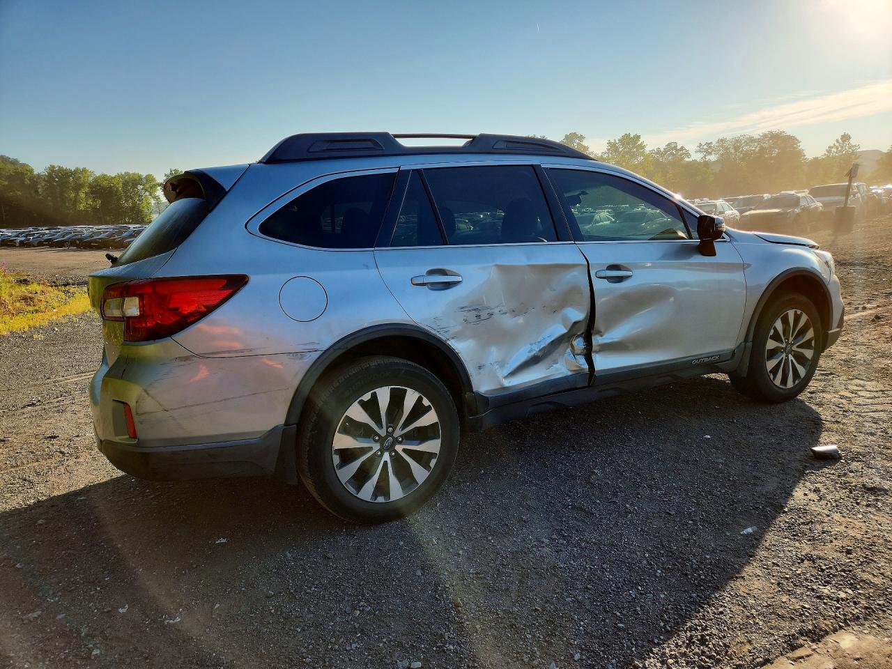 2015 Subaru Outback 2.5i Limited Серебряный vin: 4S4BSAJC2F3236766