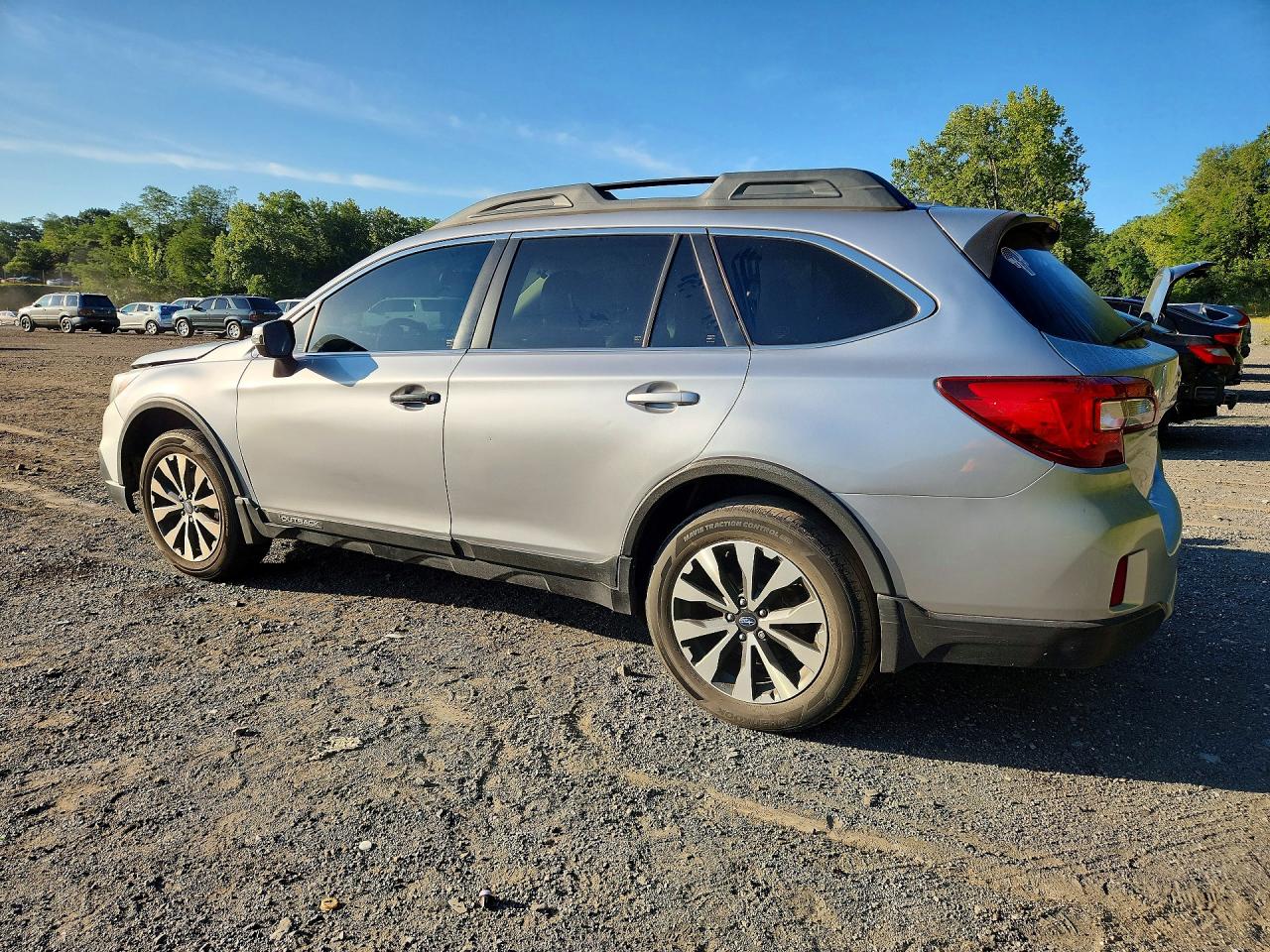 2015 Subaru Outback 2.5i Limited Серебряный vin: 4S4BSAJC2F3236766