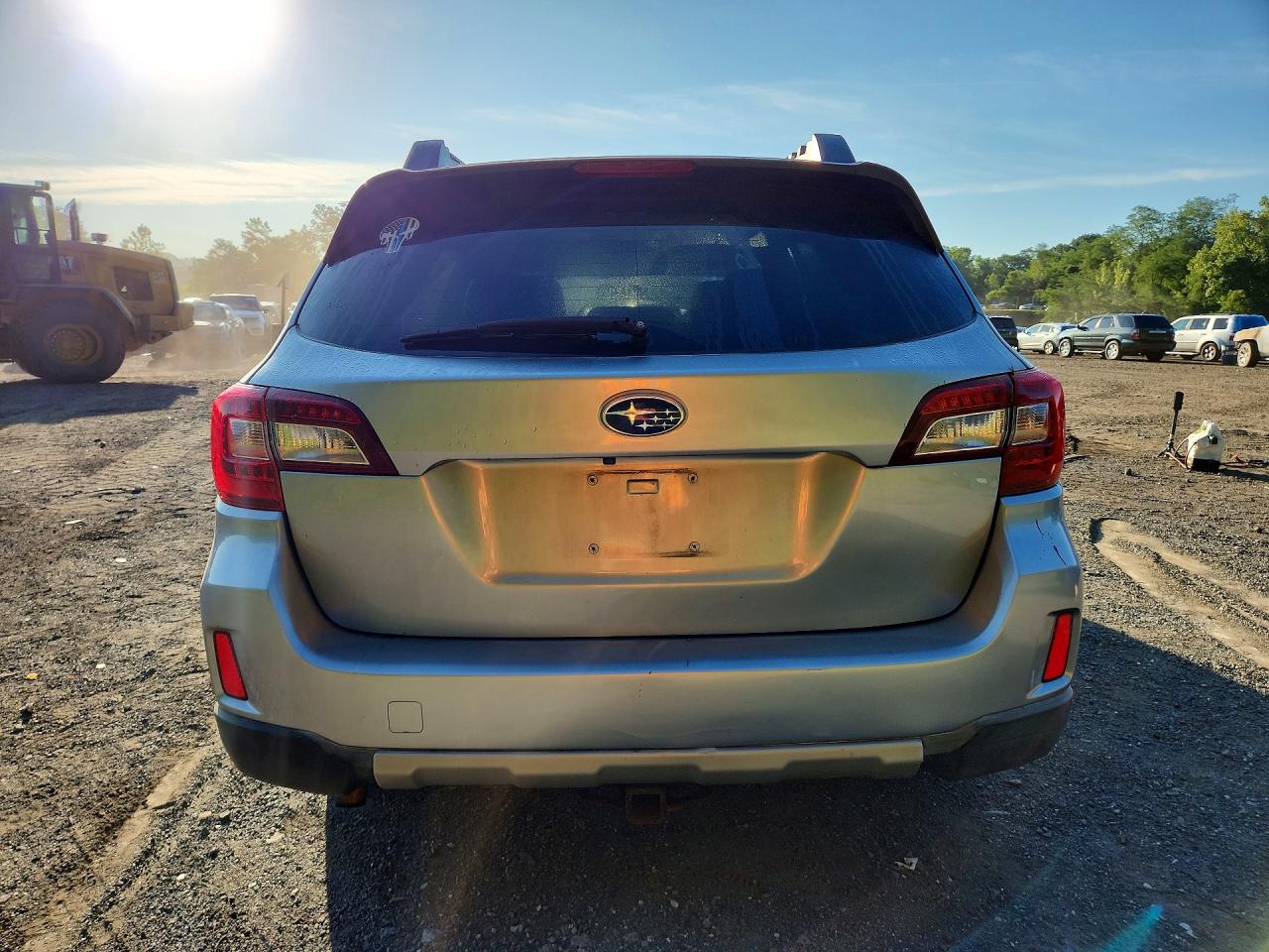 2015 Subaru Outback 2.5i Limited Серебряный vin: 4S4BSAJC2F3236766
