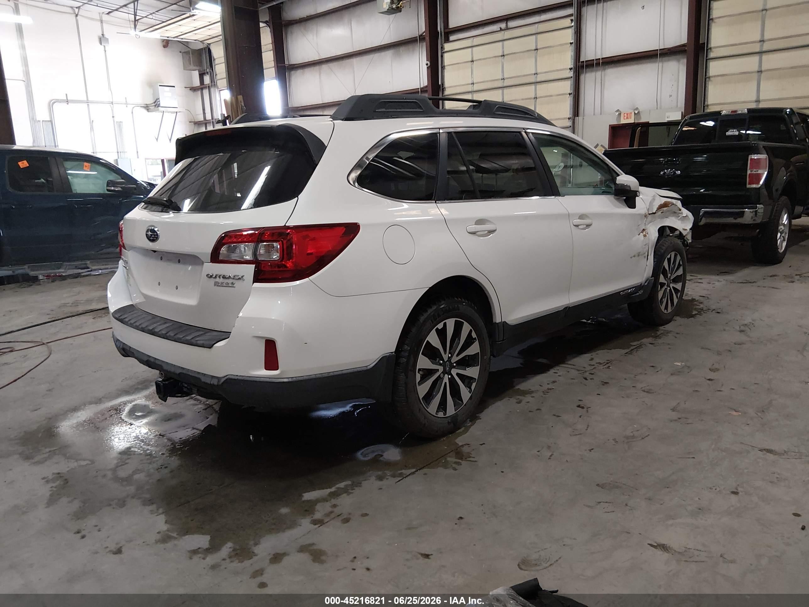 2015 Subaru Outback 2.5i Limited White vin: 4S4BSAJC3F3323284