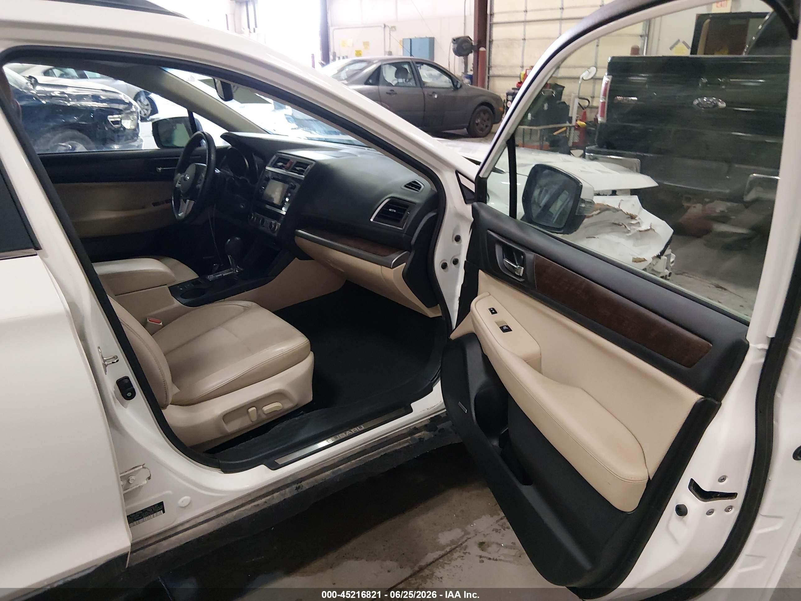 2015 Subaru Outback 2.5i Limited White vin: 4S4BSAJC3F3323284