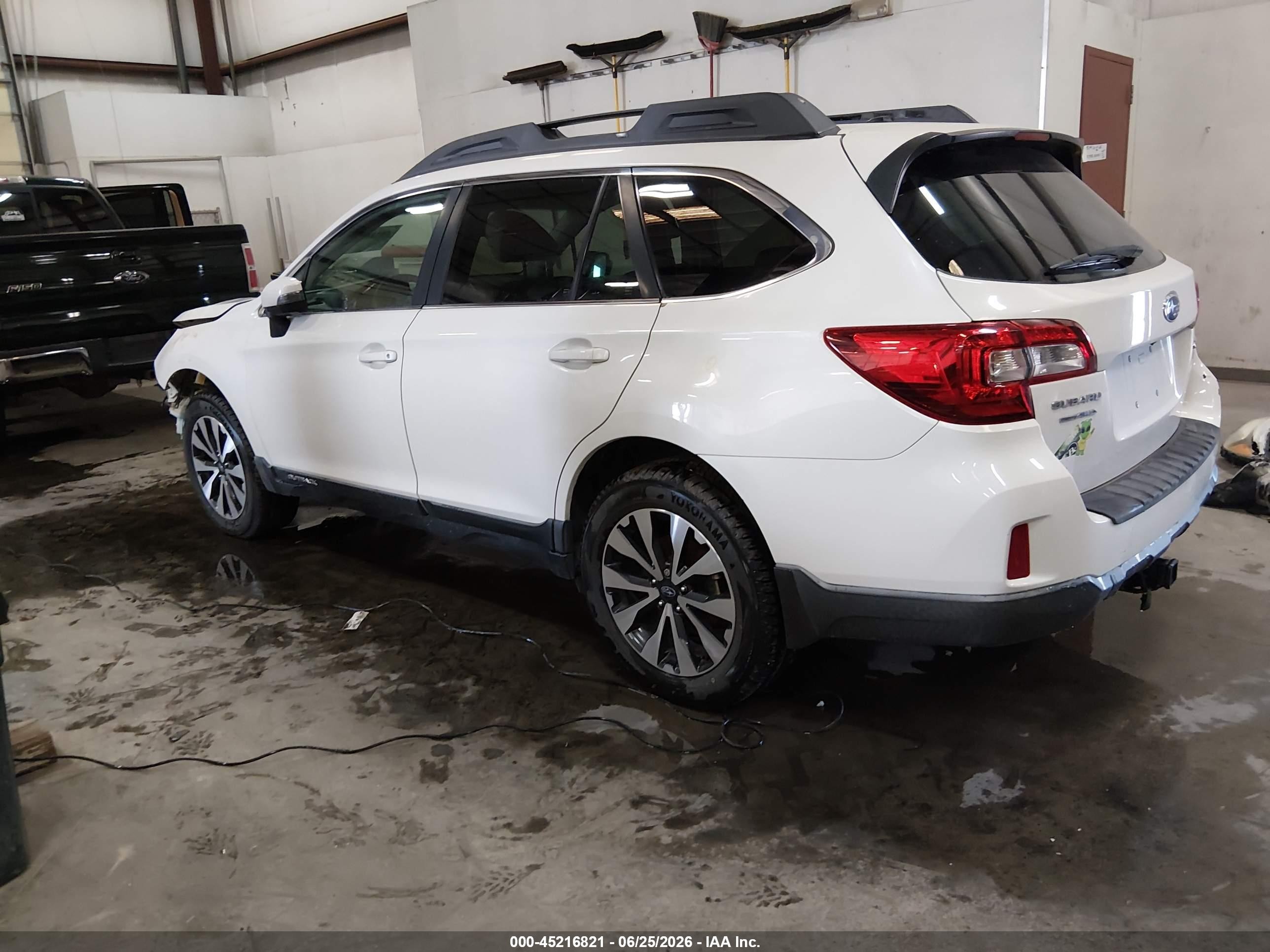 2015 Subaru Outback 2.5i Limited White vin: 4S4BSAJC3F3323284