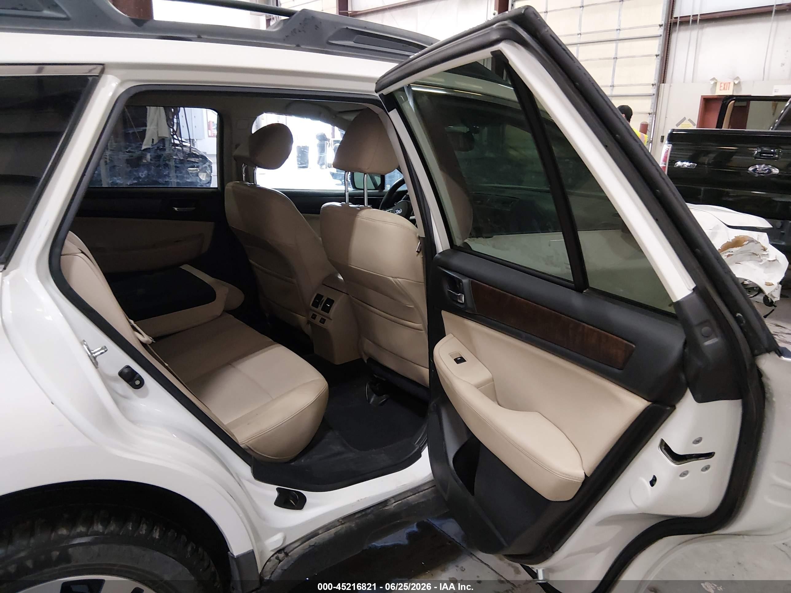 2015 Subaru Outback 2.5i Limited White vin: 4S4BSAJC3F3323284