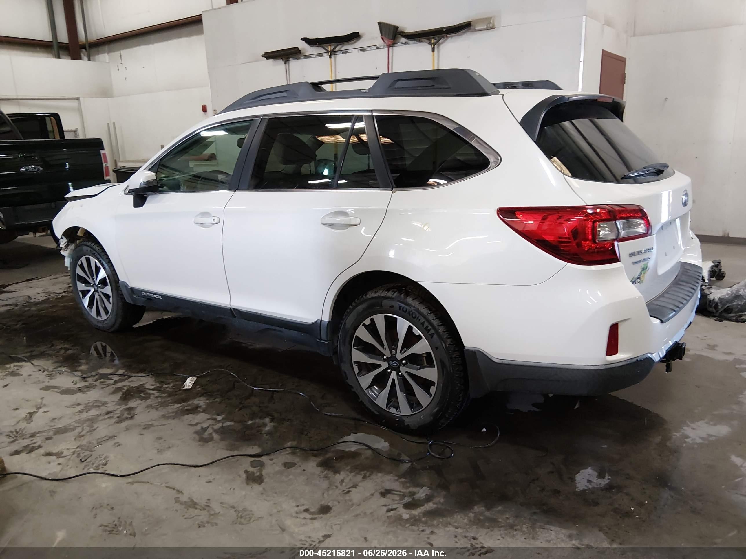 2015 Subaru Outback 2.5i Limited White vin: 4S4BSAJC3F3323284