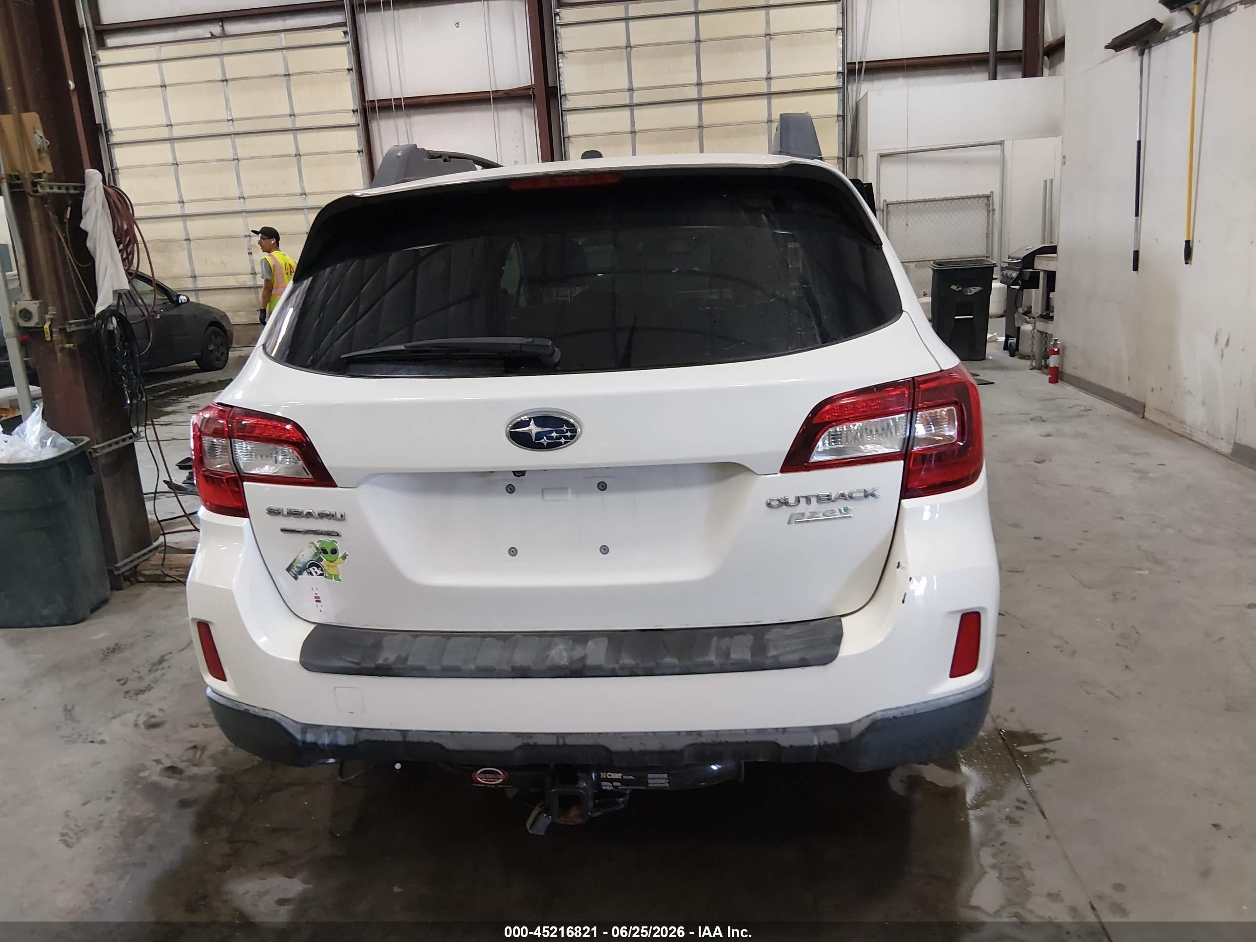2015 Subaru Outback 2.5i Limited White vin: 4S4BSAJC3F3323284
