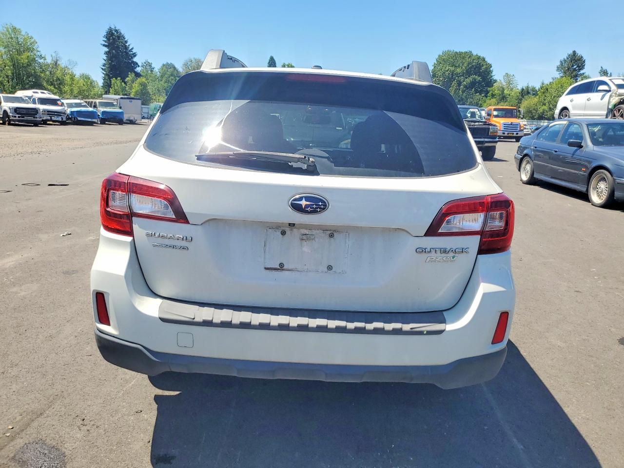 2015 Subaru Outback 2.5i Limited White vin: 4S4BSAJC3F3352963