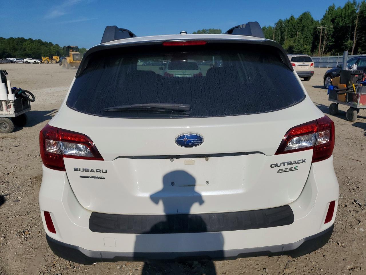 2015 Subaru Outback 2.5i Limited White vin: 4S4BSAJC8F3201732