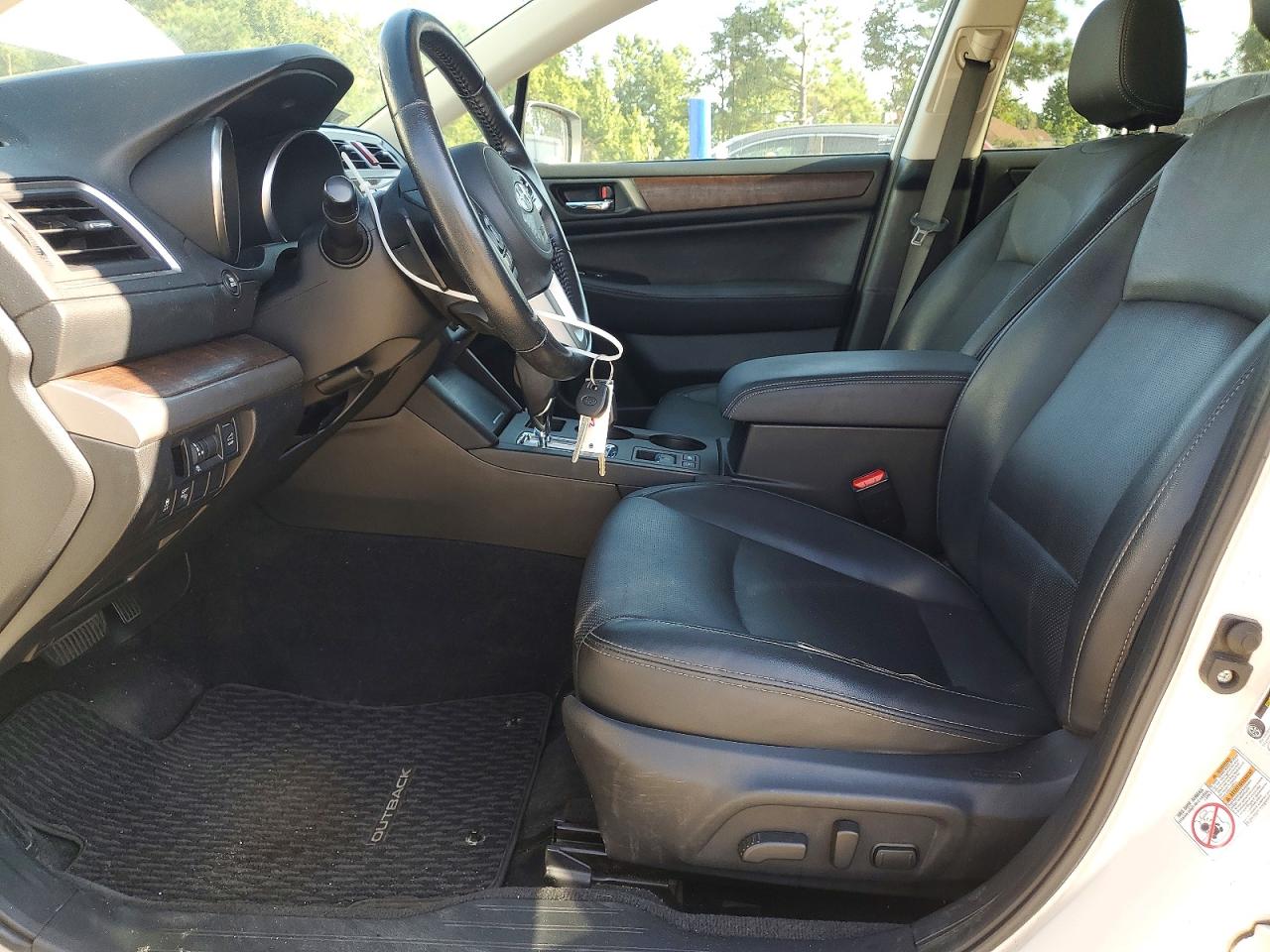 2015 Subaru Outback 2.5i Limited White vin: 4S4BSAJC8F3201732