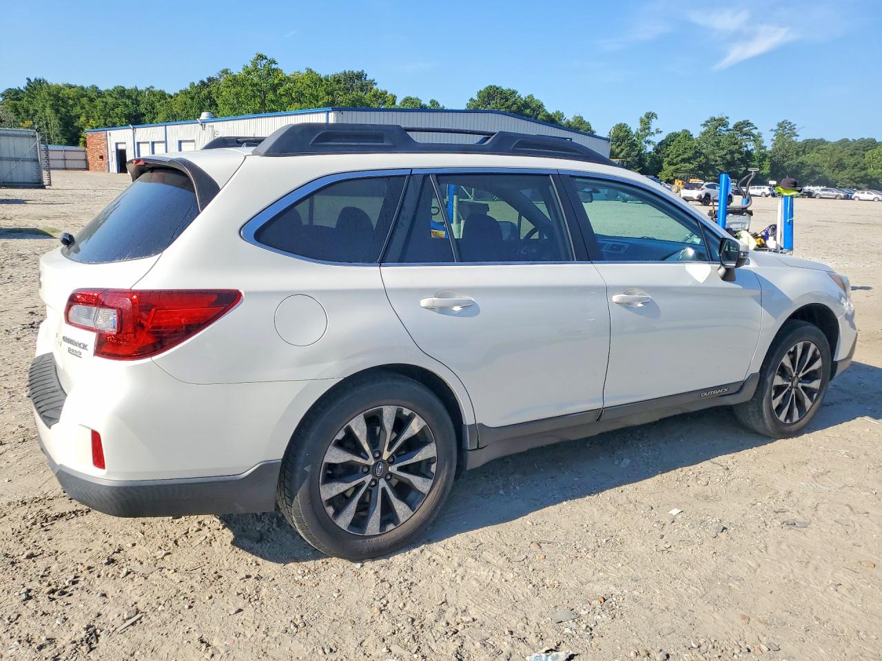 2015 Subaru Outback 2.5i Limited White vin: 4S4BSAJC8F3201732
