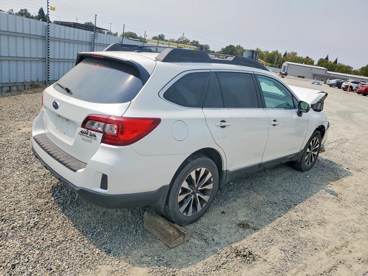 2015 Subaru Outback 2.5i Limited Белый vin: 4S4BSALC0F3215296