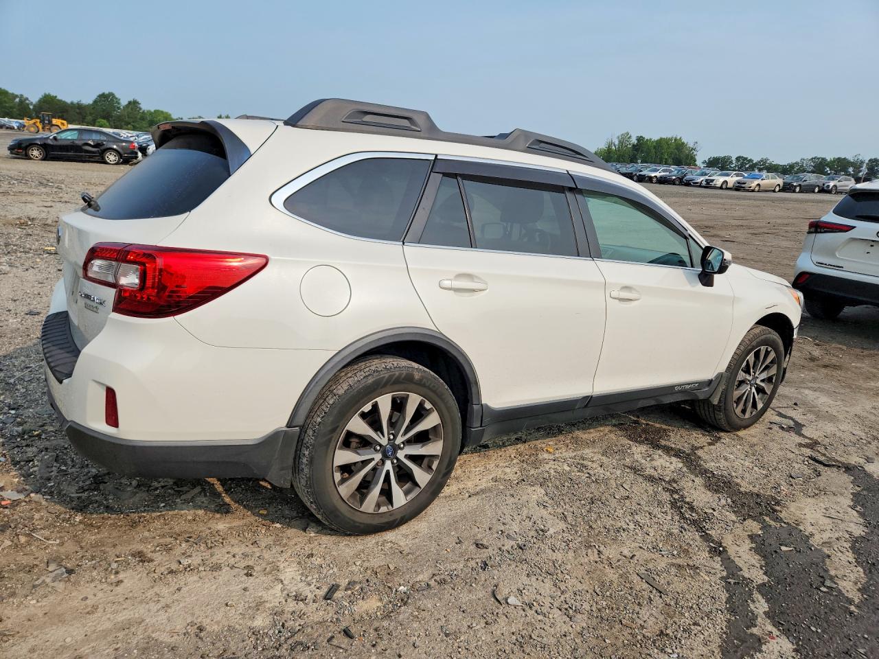 2015 Subaru Outback 2.5i Limited White vin: 4S4BSALC1F3324978