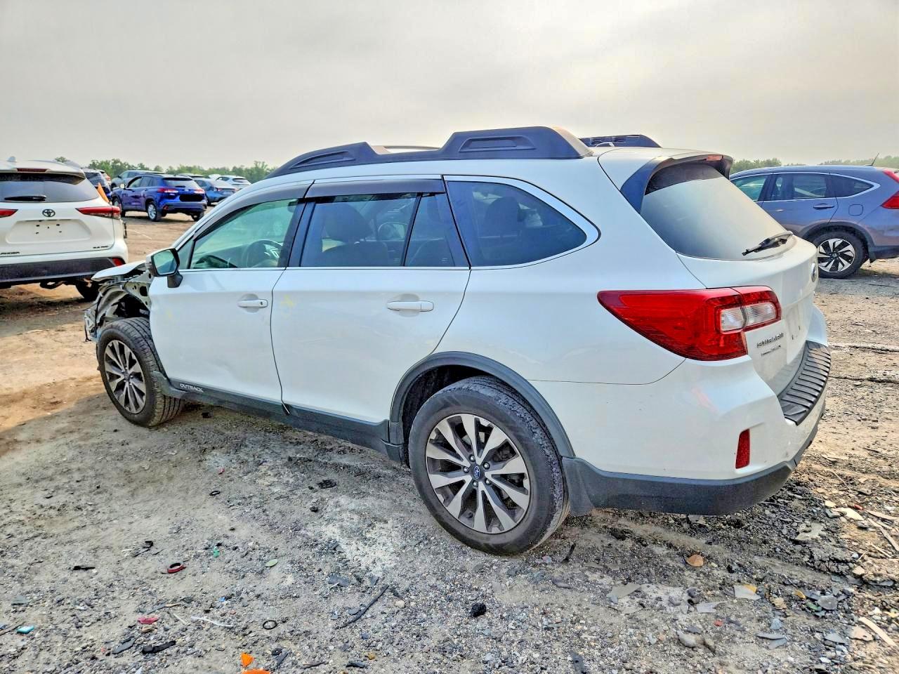 2015 Subaru Outback 2.5i Limited White vin: 4S4BSALC1F3324978