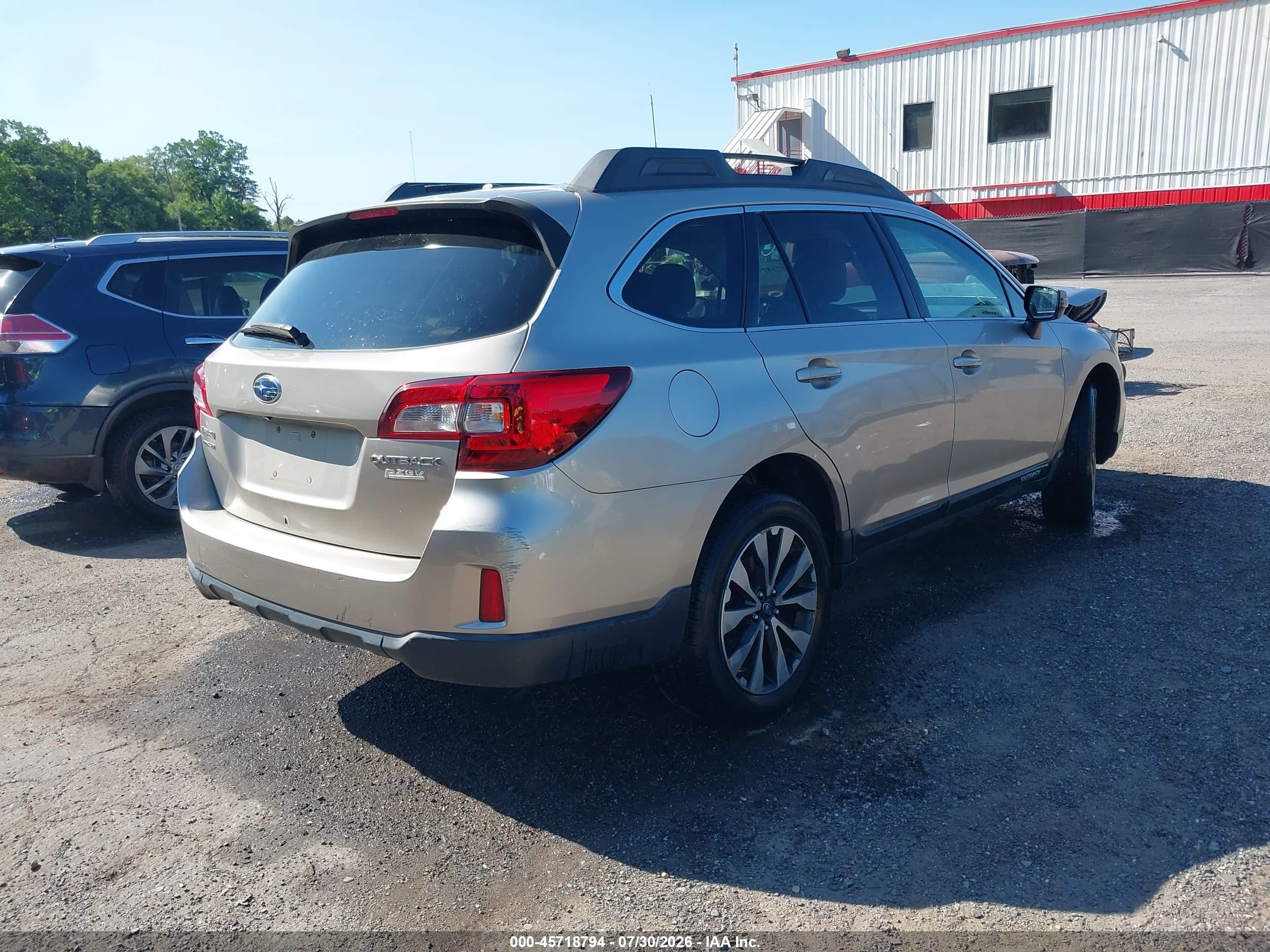 2015 Subaru Outback 2.5i Limited Золотой vin: 4S4BSALC2F3268677