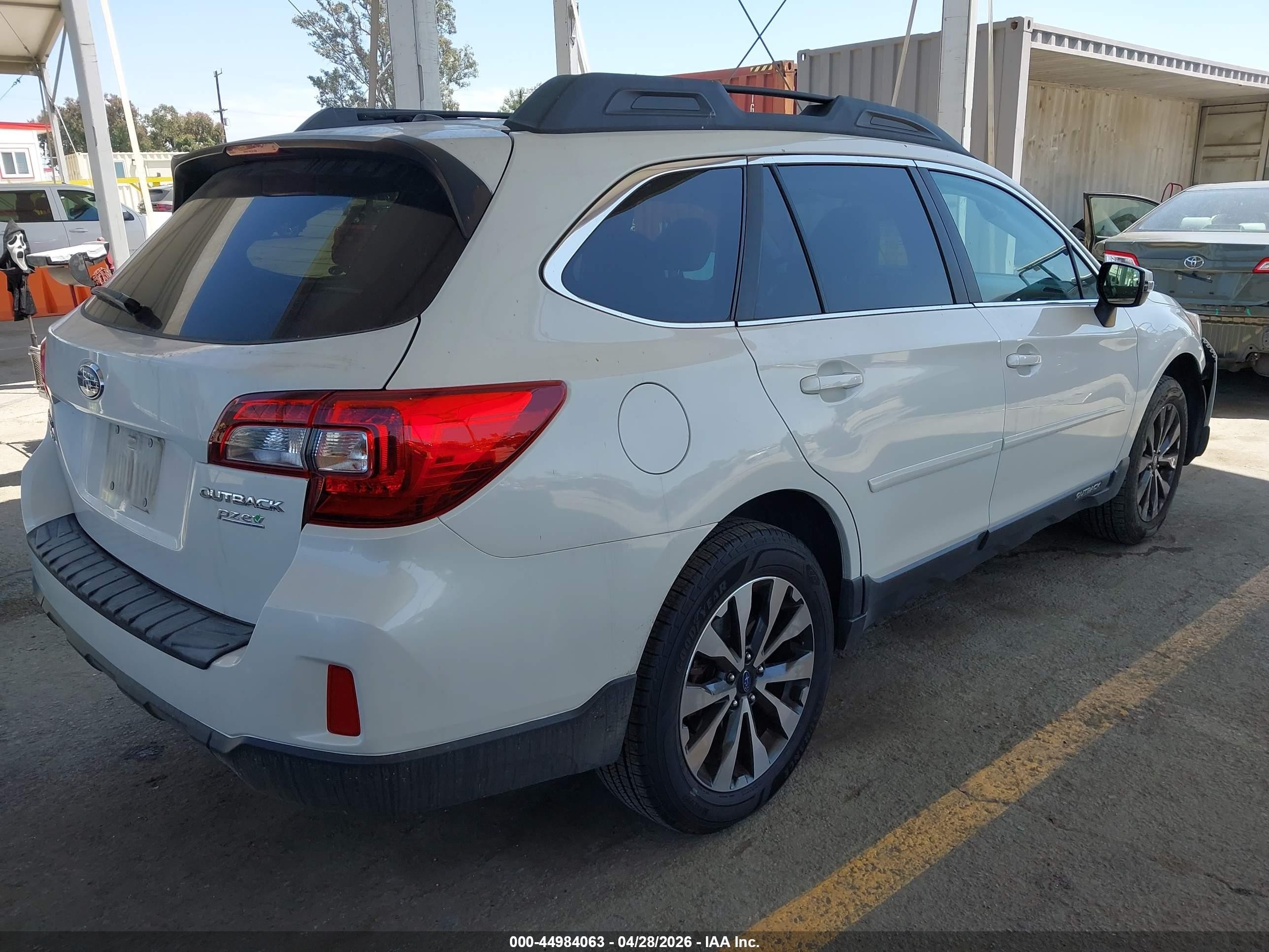 2015 Subaru Outback 2.5i Limited Белый vin: 4S4BSALC4F3212370