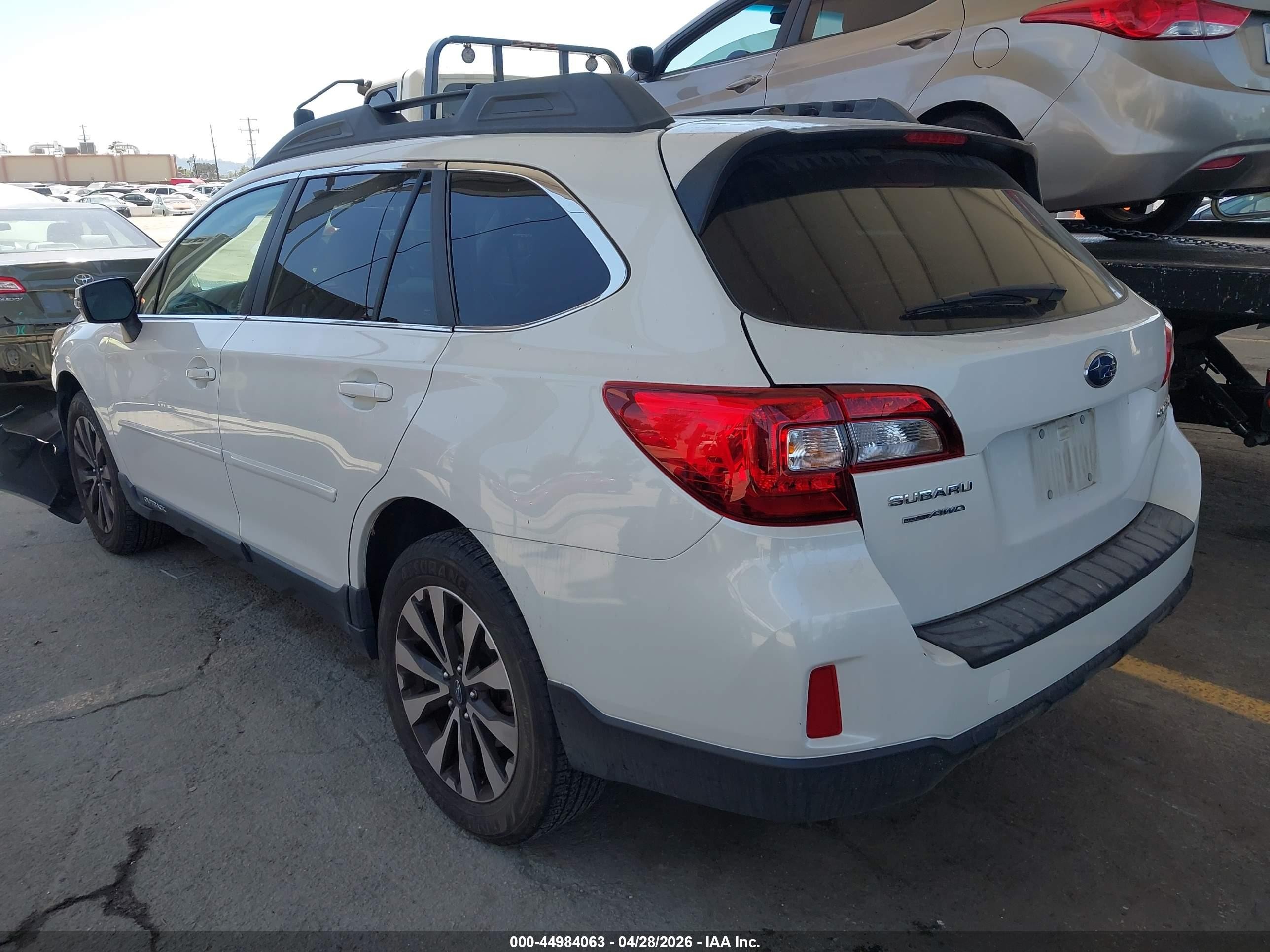 2015 Subaru Outback 2.5i Limited Белый vin: 4S4BSALC4F3212370