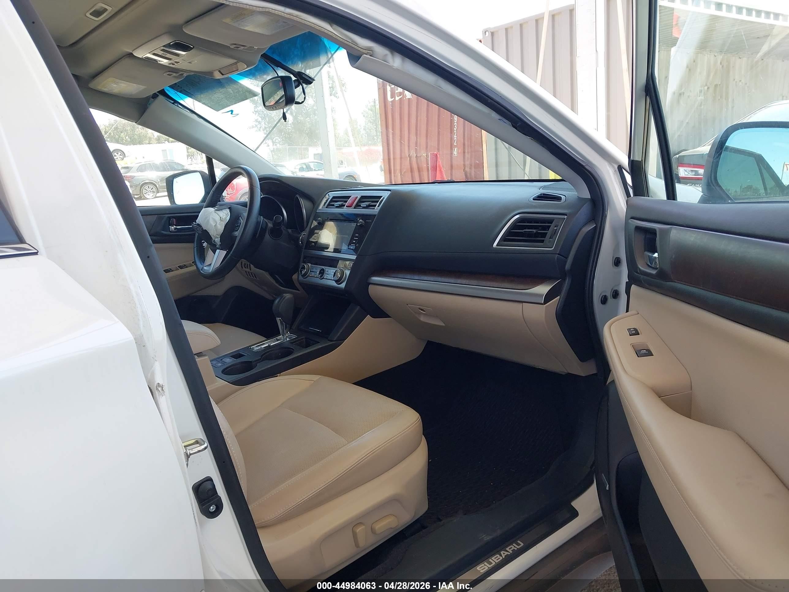2015 Subaru Outback 2.5i Limited Белый vin: 4S4BSALC4F3212370