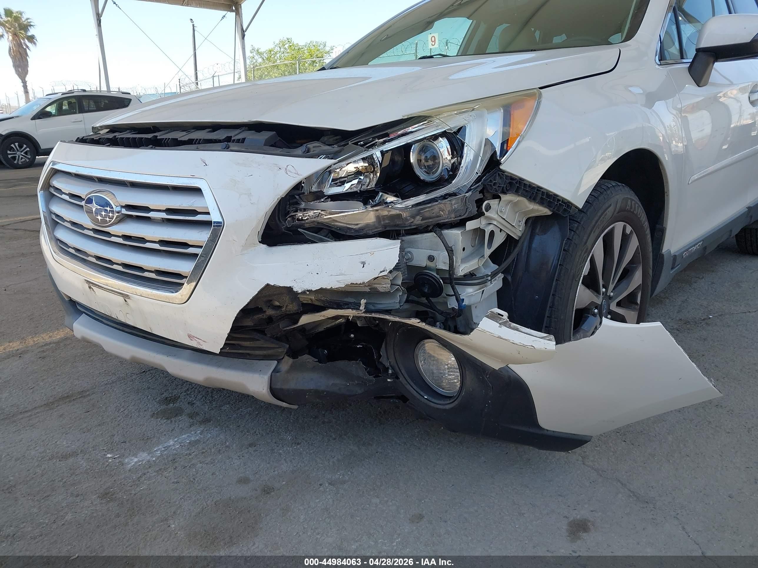 2015 Subaru Outback 2.5i Limited Белый vin: 4S4BSALC4F3212370