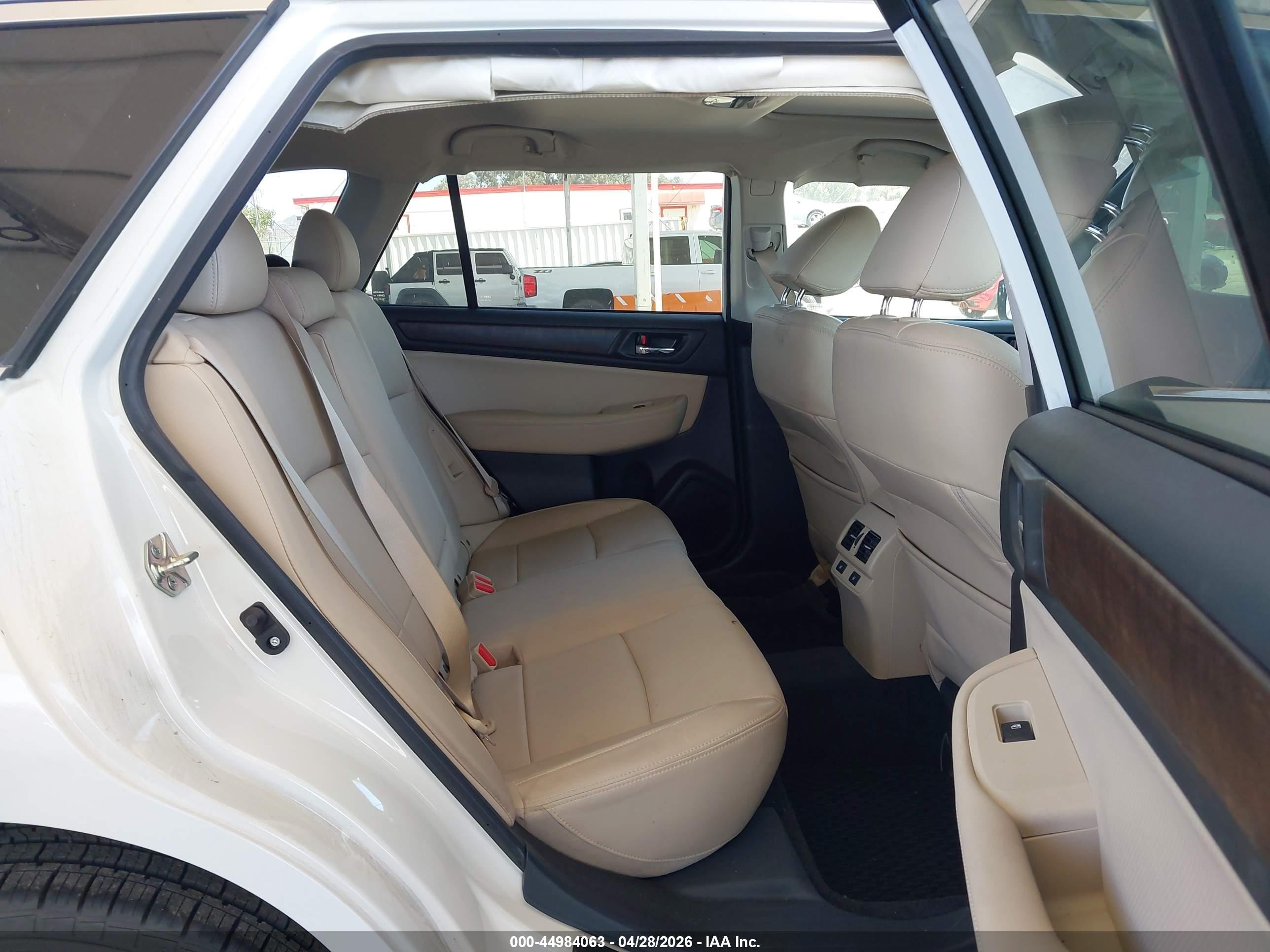 2015 Subaru Outback 2.5i Limited Белый vin: 4S4BSALC4F3212370