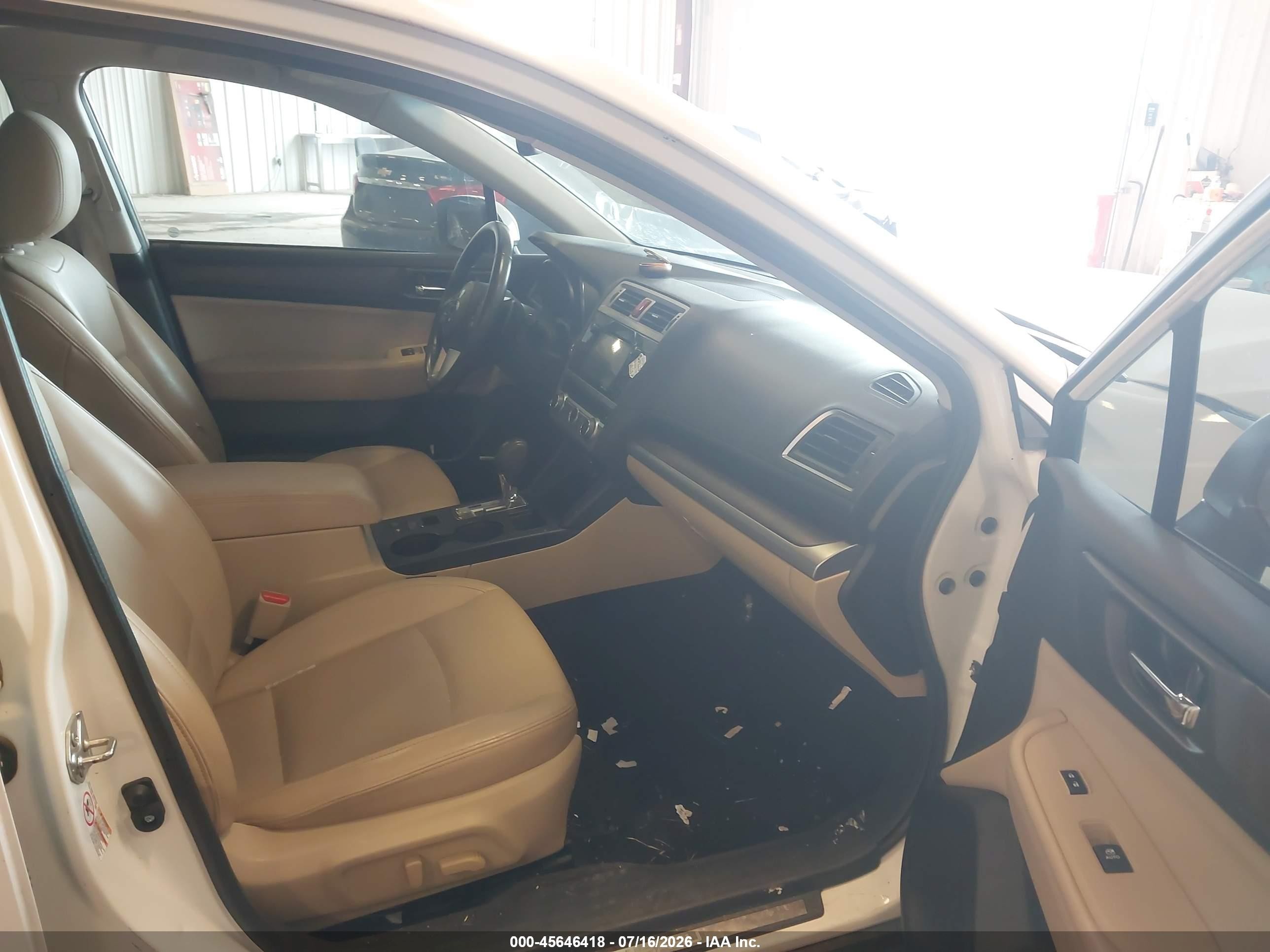 2015 Subaru Outback 2.5i Limited White vin: 4S4BSALC4F3218315