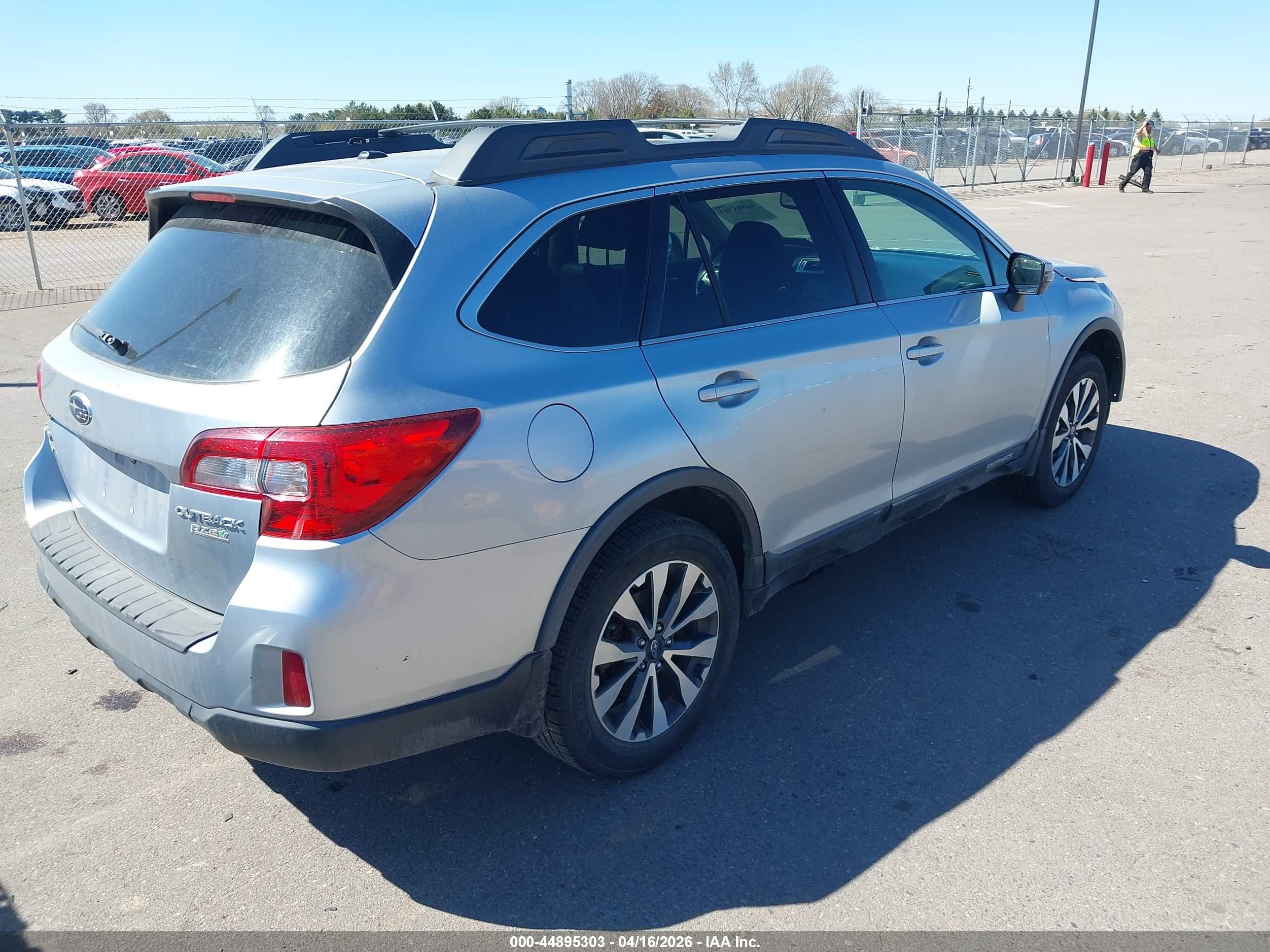 2015 Subaru Outback 2.5i Limited Silver vin: 4S4BSALC4F3250035