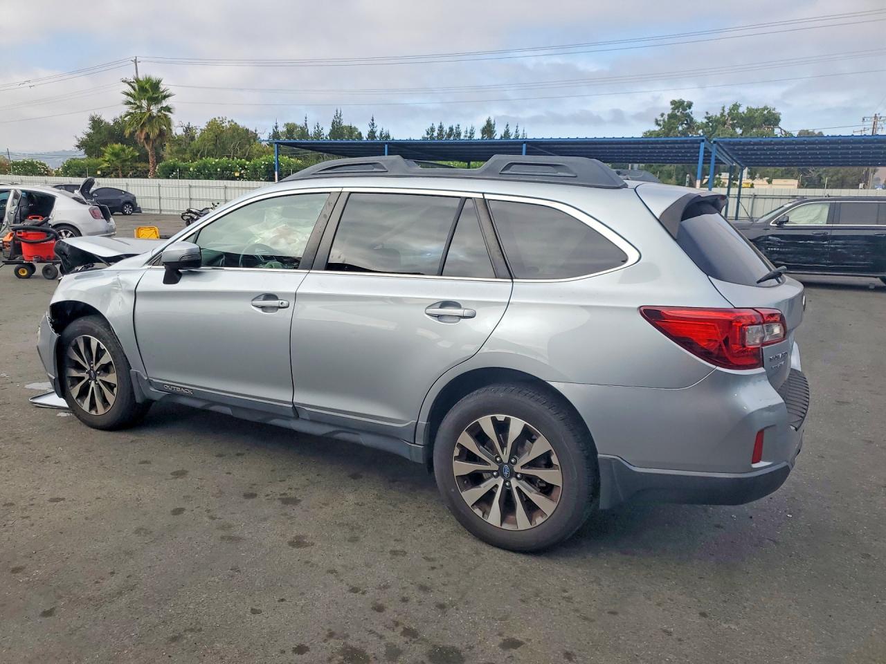 2015 Subaru Outback 2.5i Limited Silver vin: 4S4BSALC6F3203816