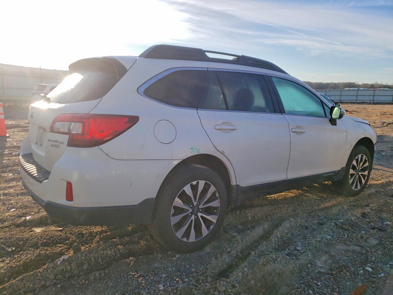 2015 Subaru Outback 2.5i Limited Белый vin: 4S4BSALC6F3314902