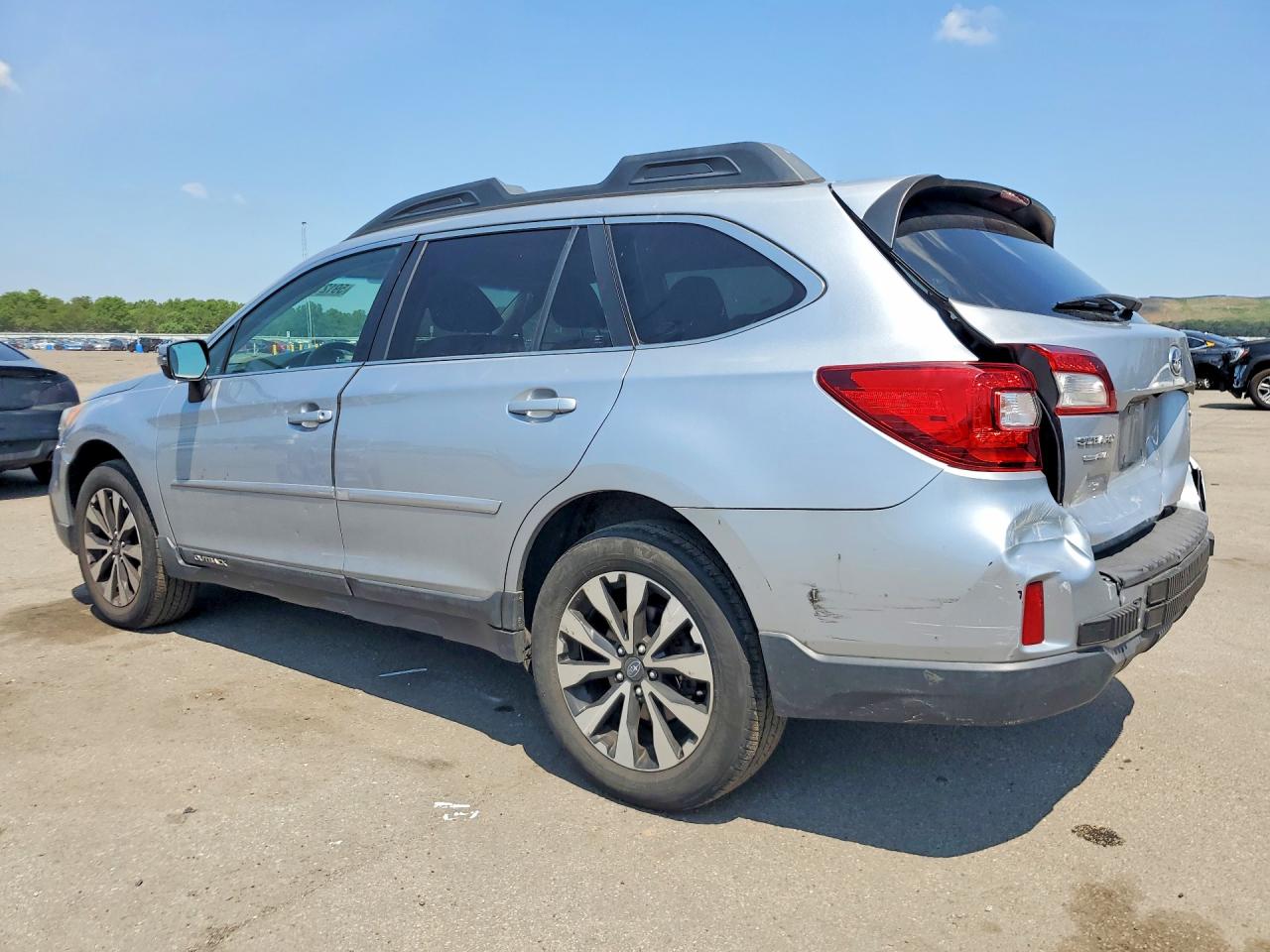 2015 Subaru Outback 2.5i Limited Silver vin: 4S4BSALCXF3284528