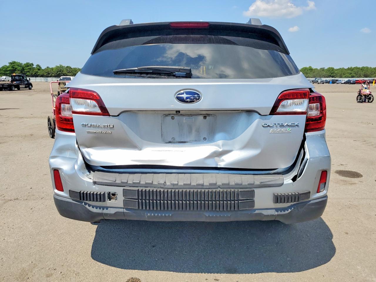 2015 Subaru Outback 2.5i Limited Silver vin: 4S4BSALCXF3284528