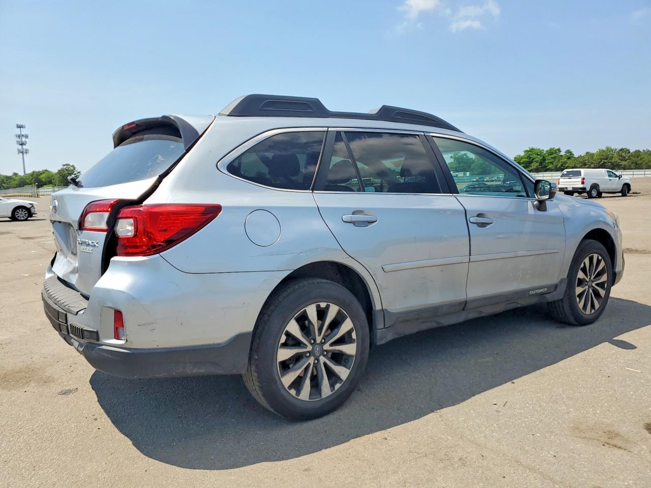 2015 Subaru Outback 2.5i Limited Silver vin: 4S4BSALCXF3284528