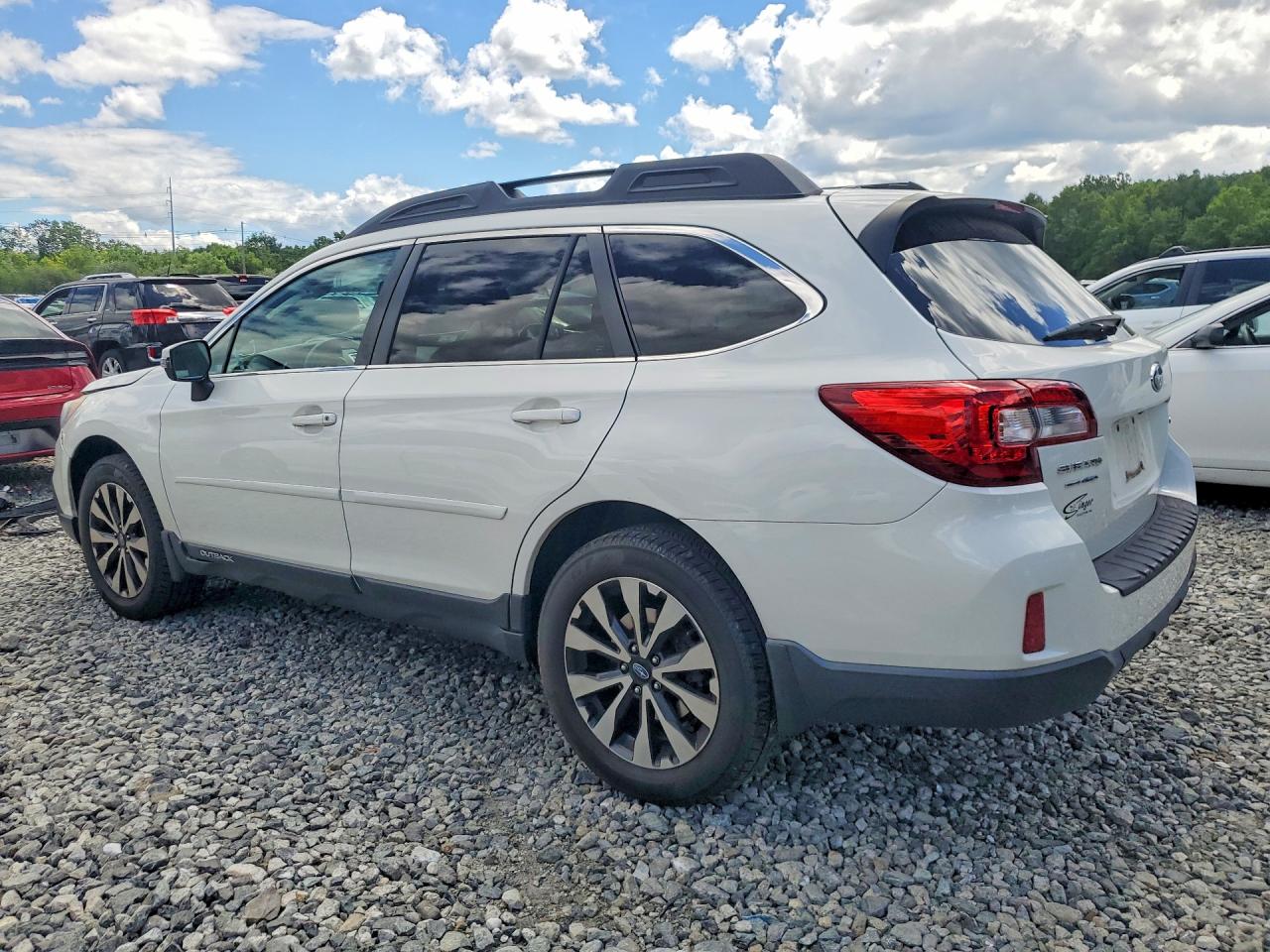2015 Subaru Outback 2.5i Limited White vin: 4S4BSALCXF3297974