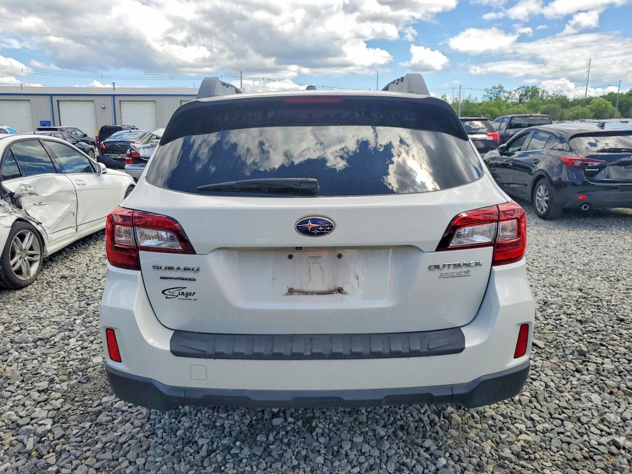 2015 Subaru Outback 2.5i Limited White vin: 4S4BSALCXF3297974