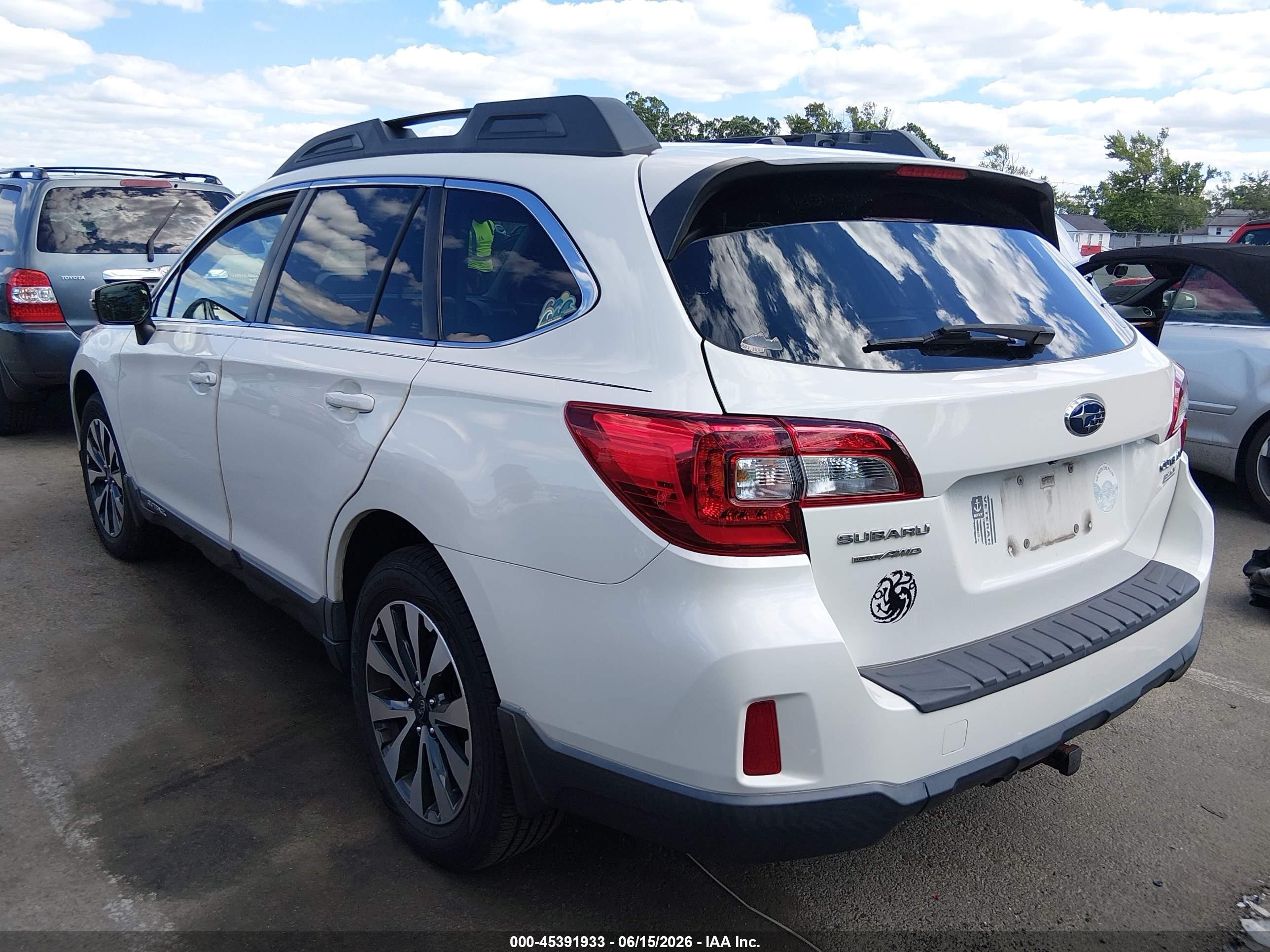 2015 Subaru Outback 2.5i Limited White vin: 4S4BSANC0F3284096