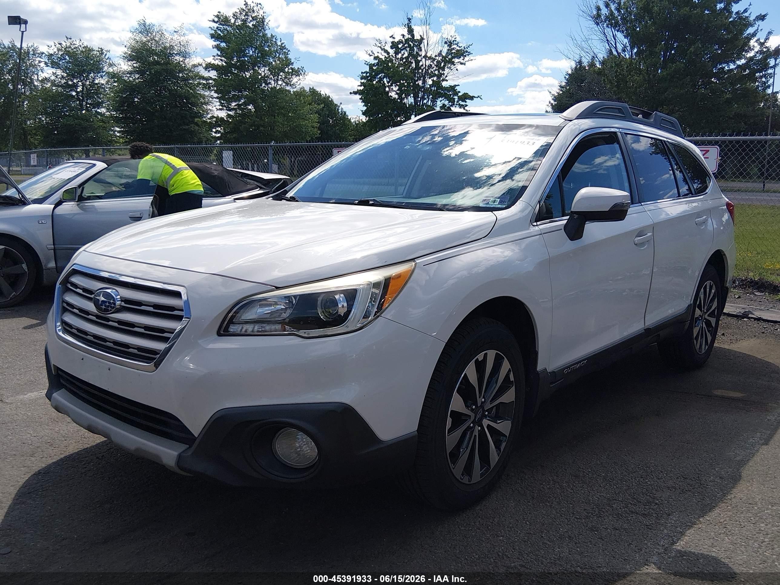 2015 Subaru Outback 2.5i Limited White vin: 4S4BSANC0F3284096