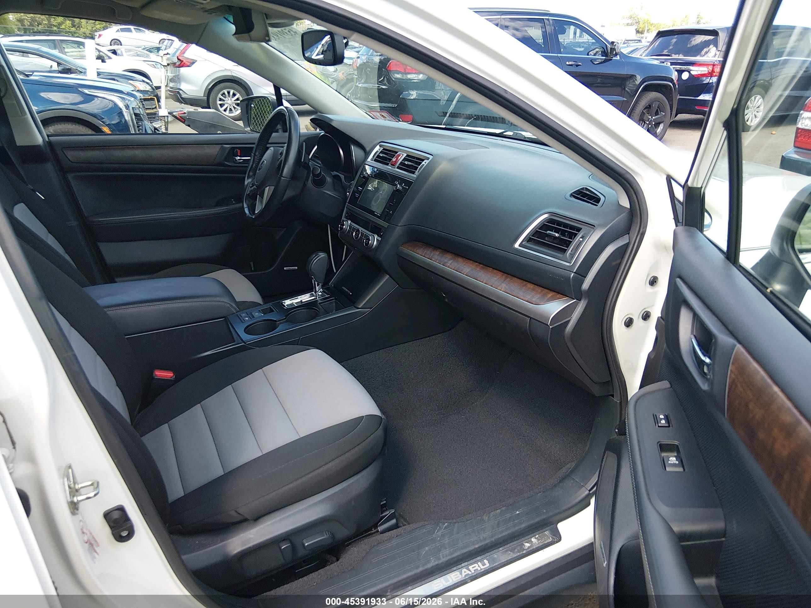 2015 Subaru Outback 2.5i Limited White vin: 4S4BSANC0F3284096