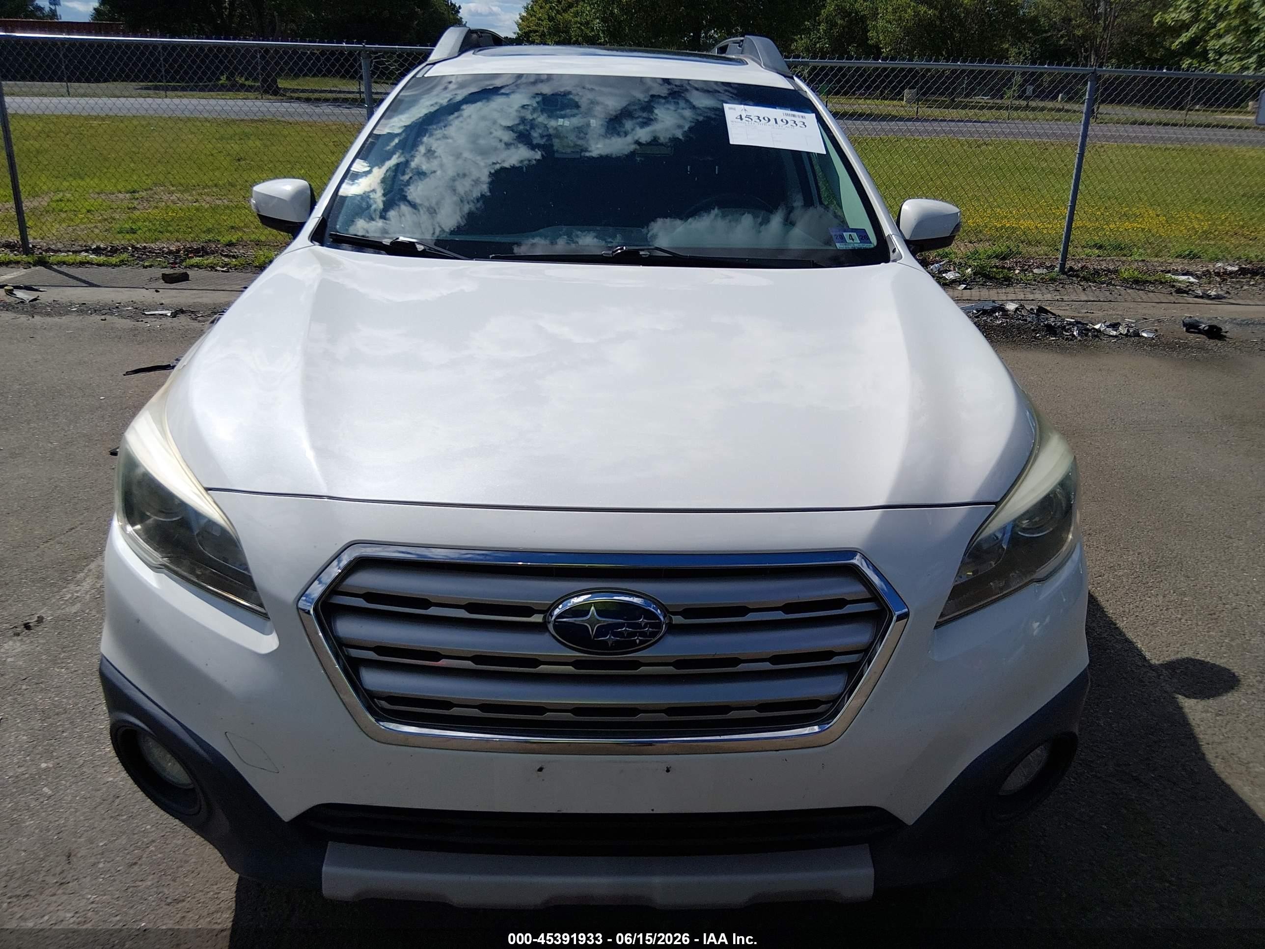 2015 Subaru Outback 2.5i Limited White vin: 4S4BSANC0F3284096