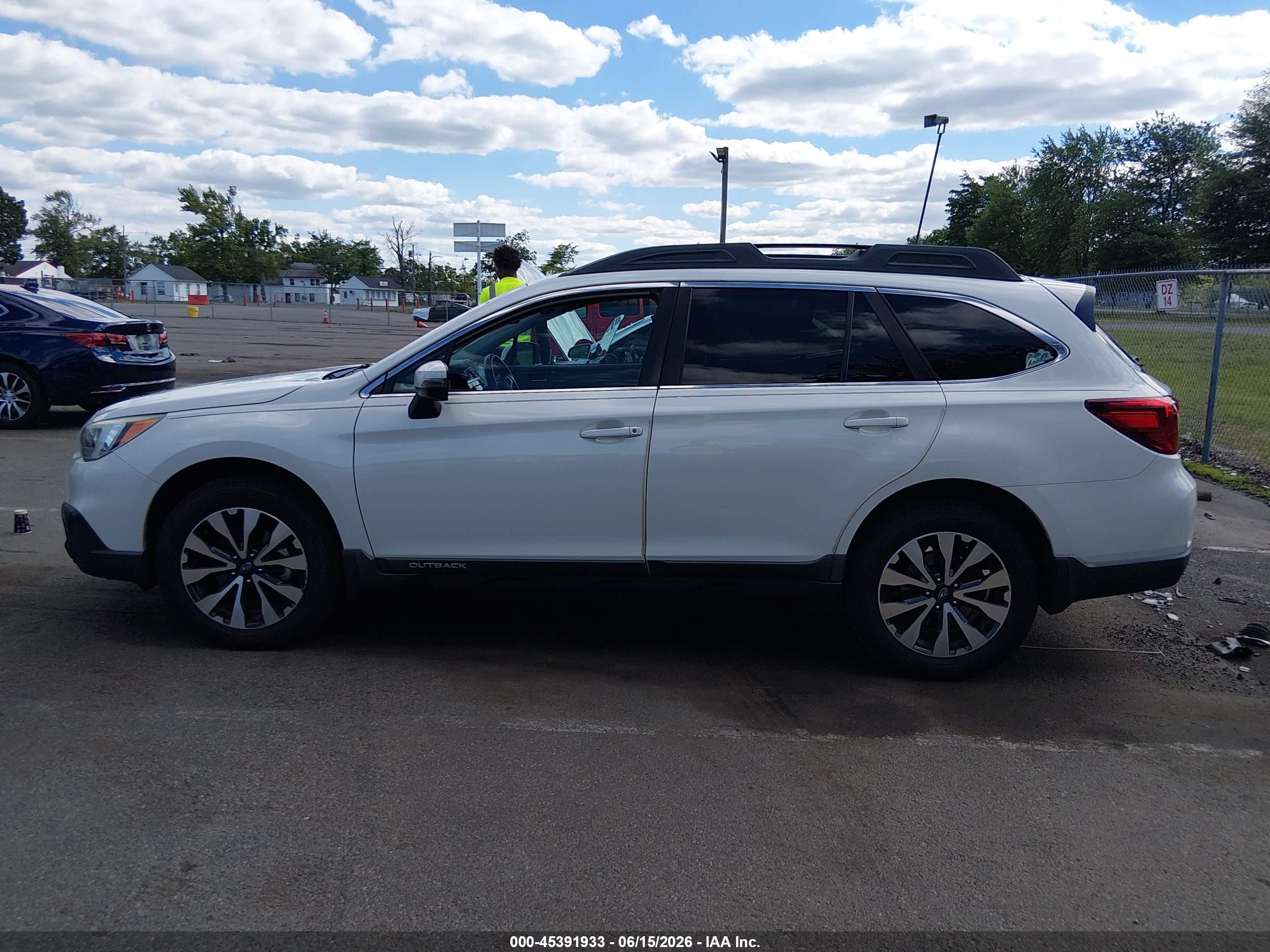 2015 Subaru Outback 2.5i Limited White vin: 4S4BSANC0F3284096