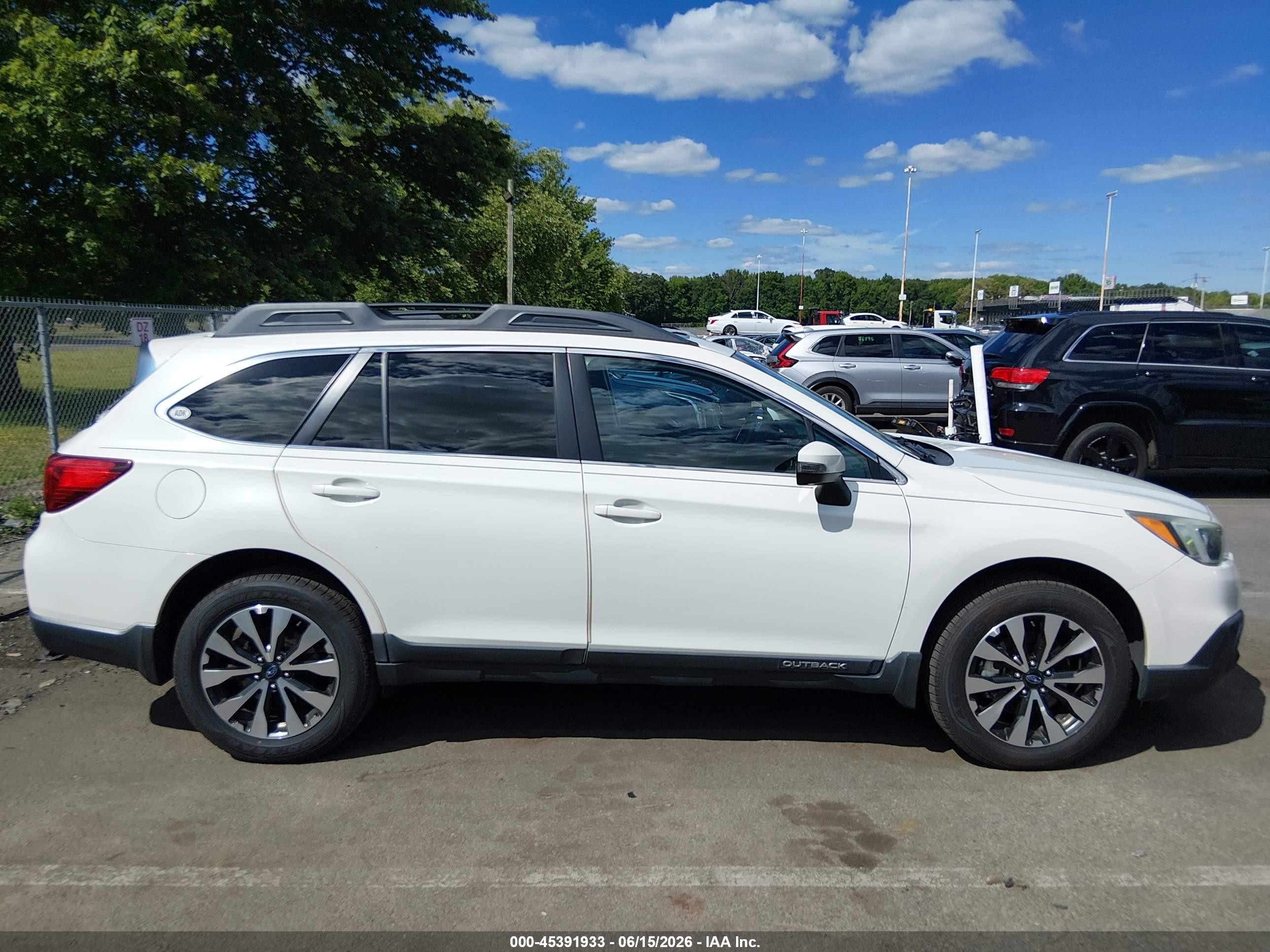 2015 Subaru Outback 2.5i Limited White vin: 4S4BSANC0F3284096