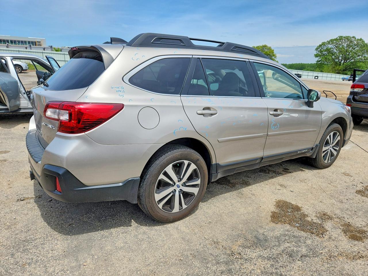 2018 Subaru Outback 2.5i Limited Beige vin: 4S4BSANC0J3311936