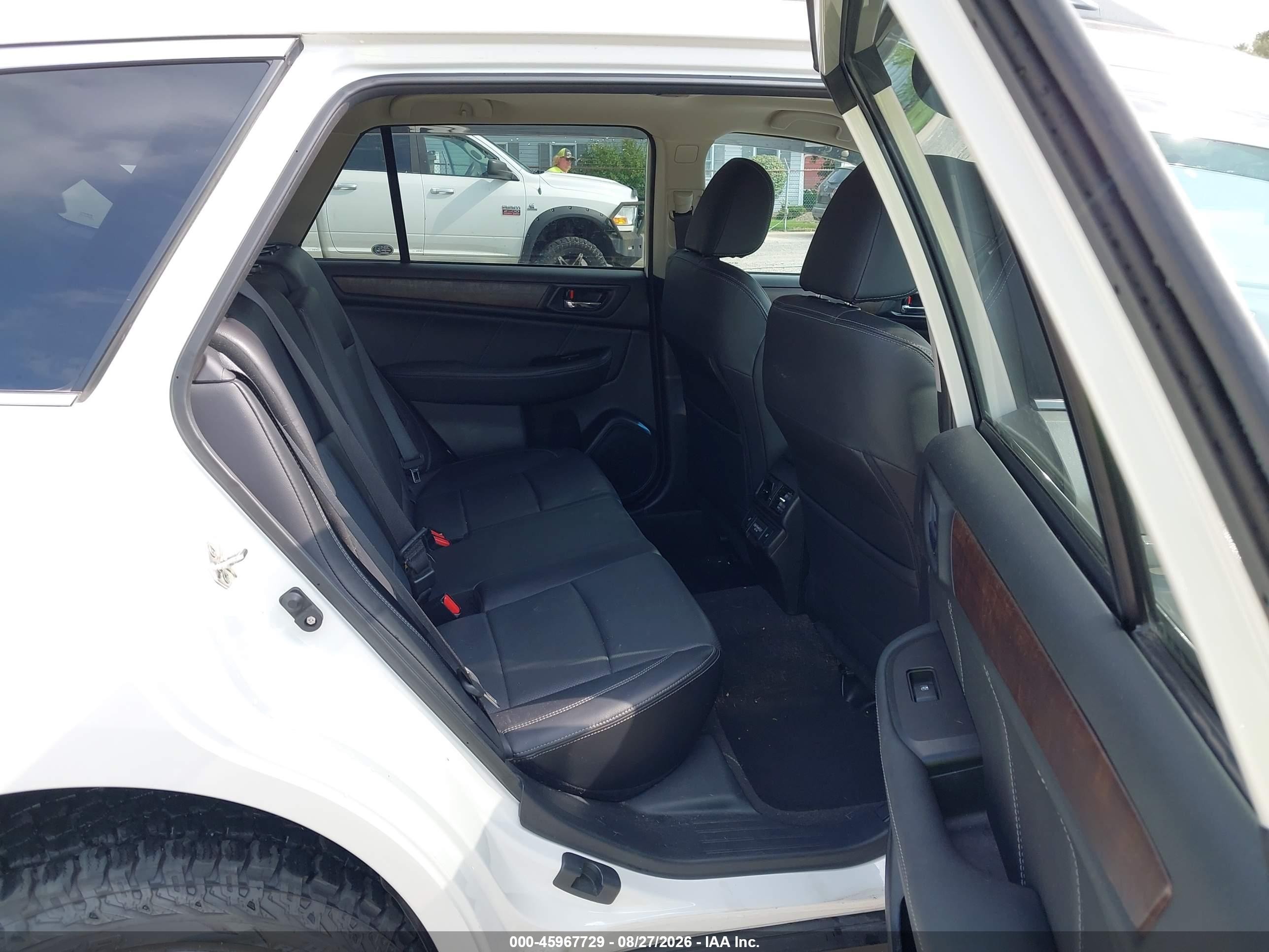 2018 Subaru Outback 2.5i Limited White vin: 4S4BSANC0J3340420
