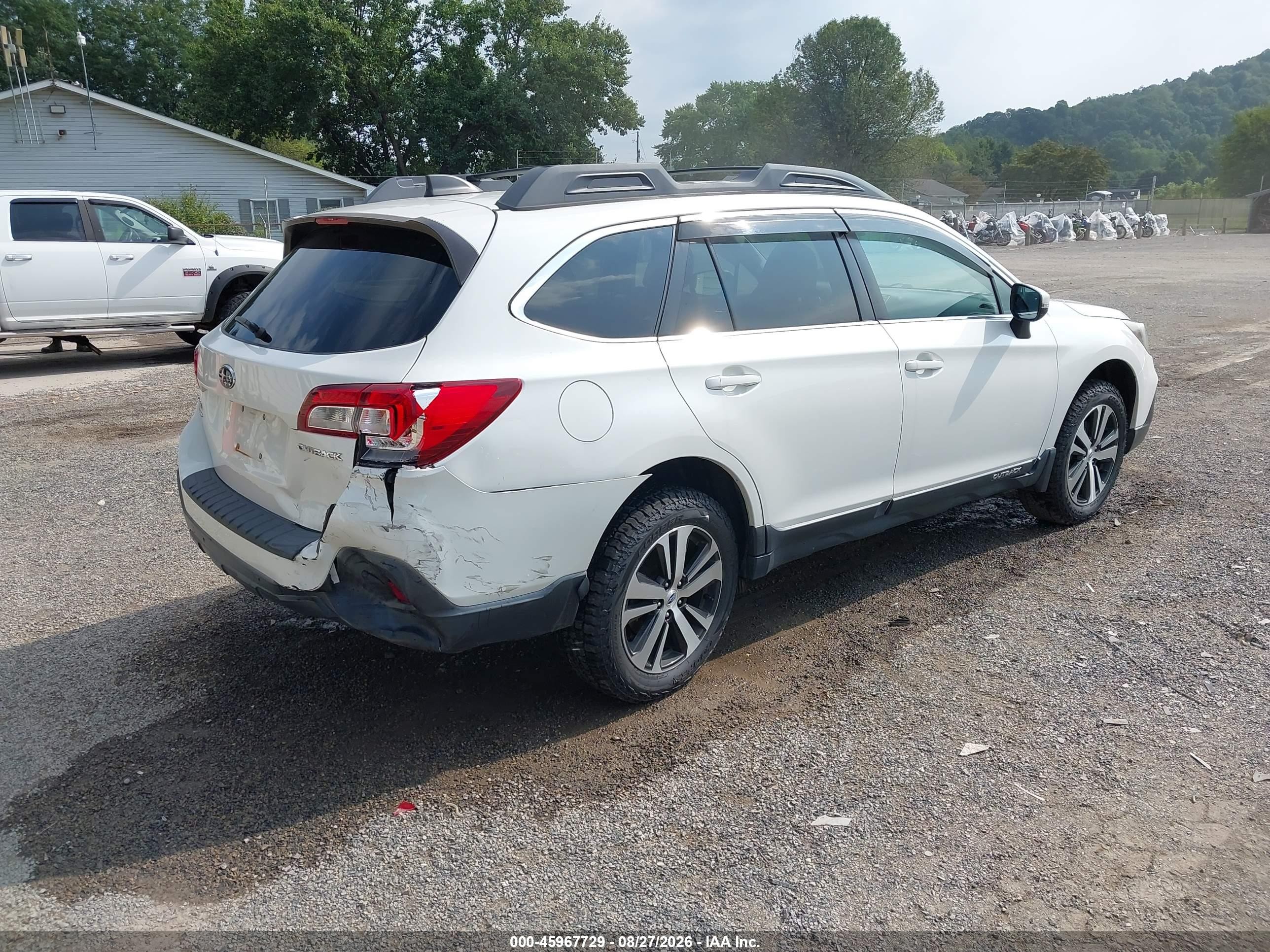 2018 Subaru Outback 2.5i Limited White vin: 4S4BSANC0J3340420